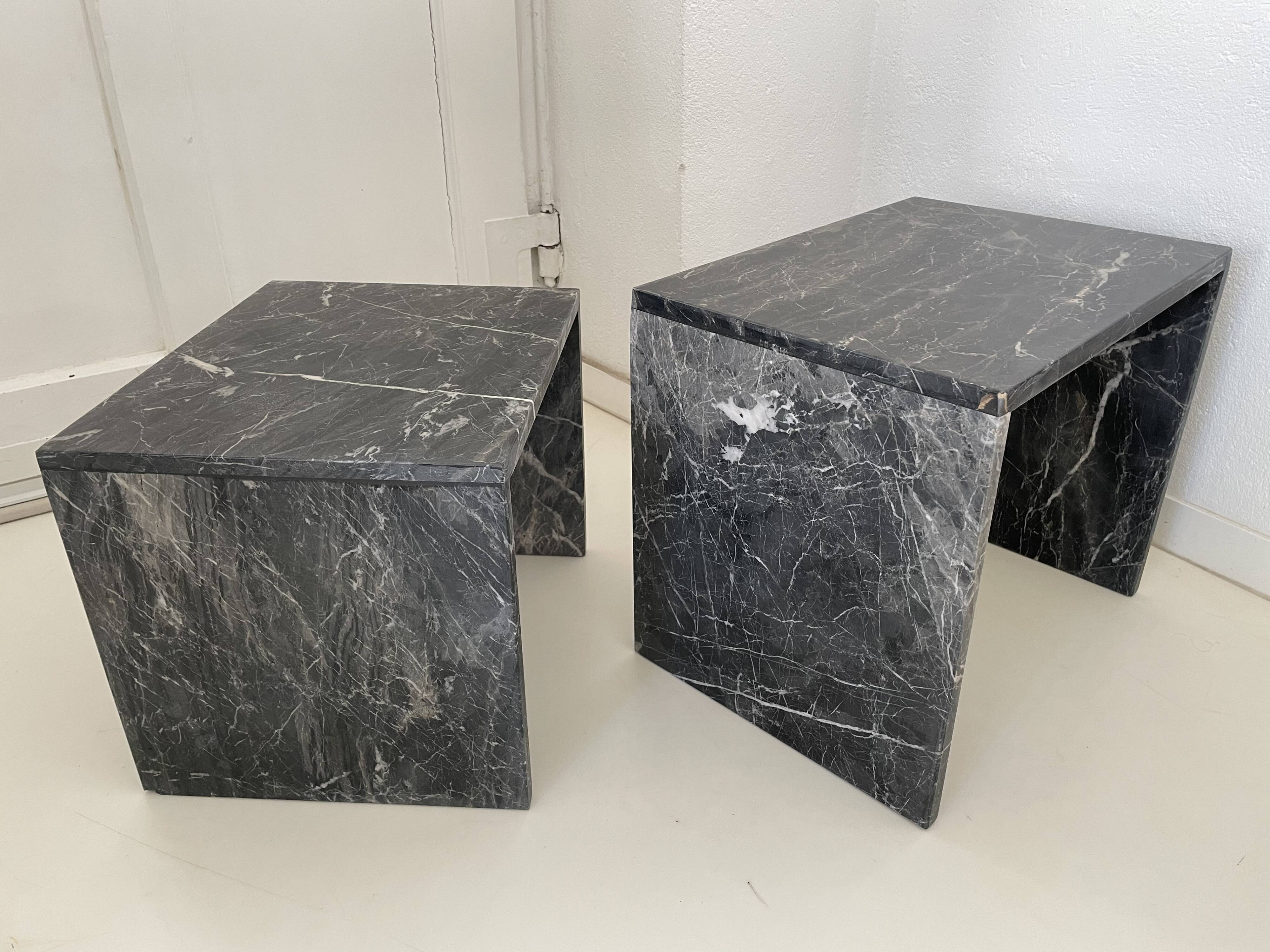 Set of 2 pull-out tables in black/grey marble