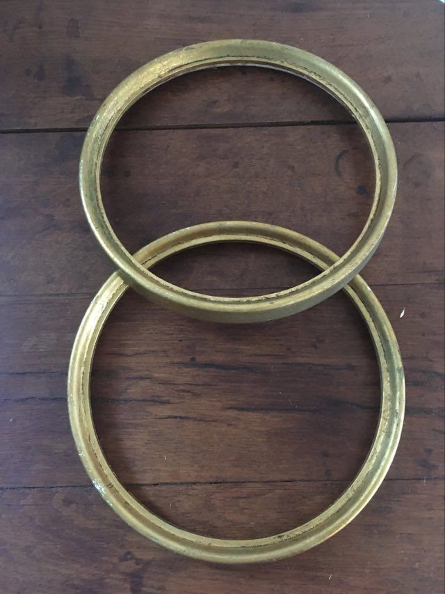 Round frames in gilded wood.