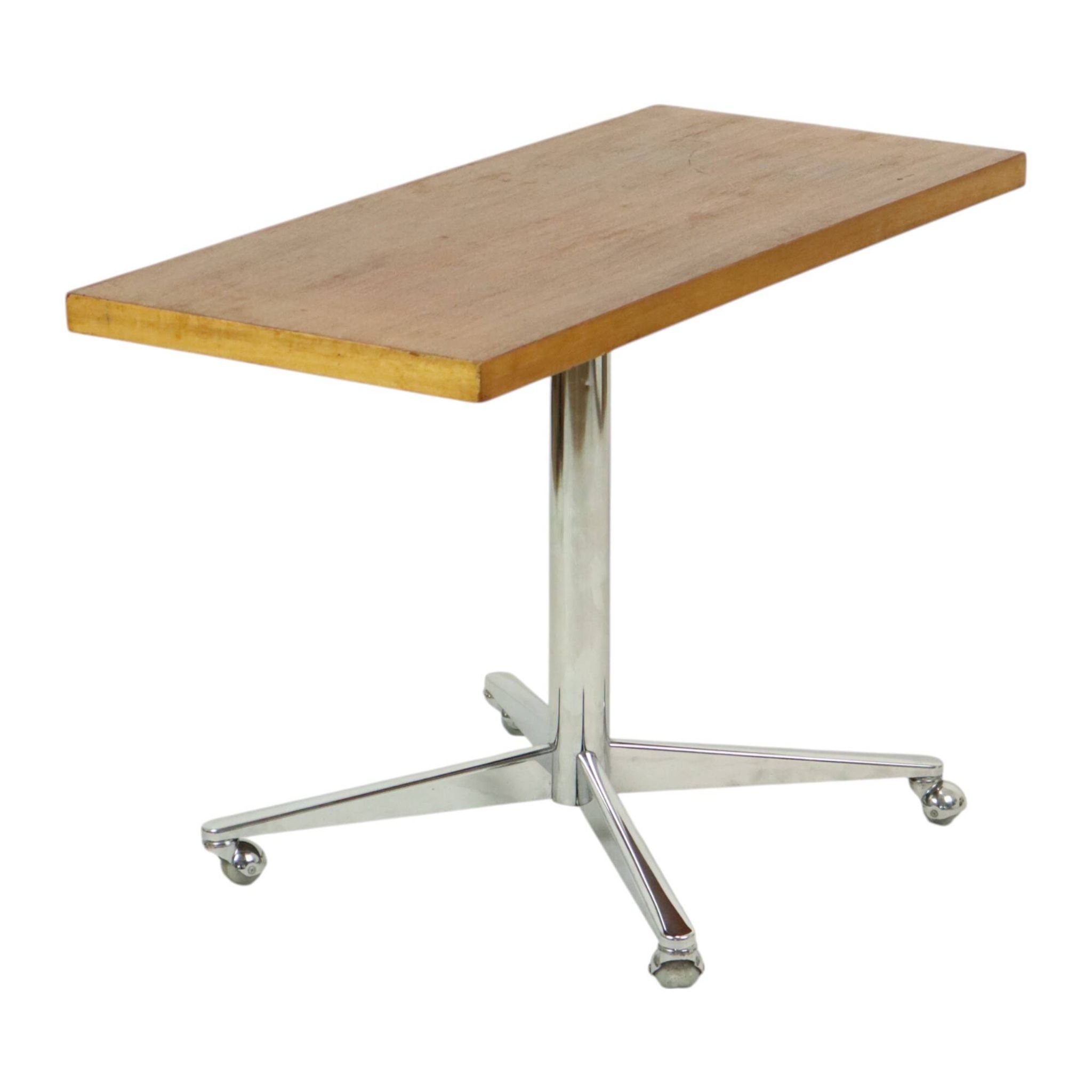 Table basse vintage avec plateau en bois et roulettes chromées, 90 cm