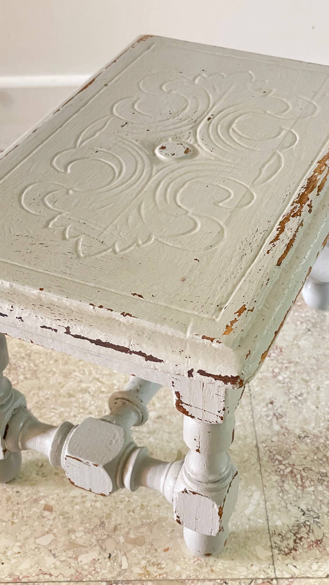 Tabouret vintage gris perle patiné