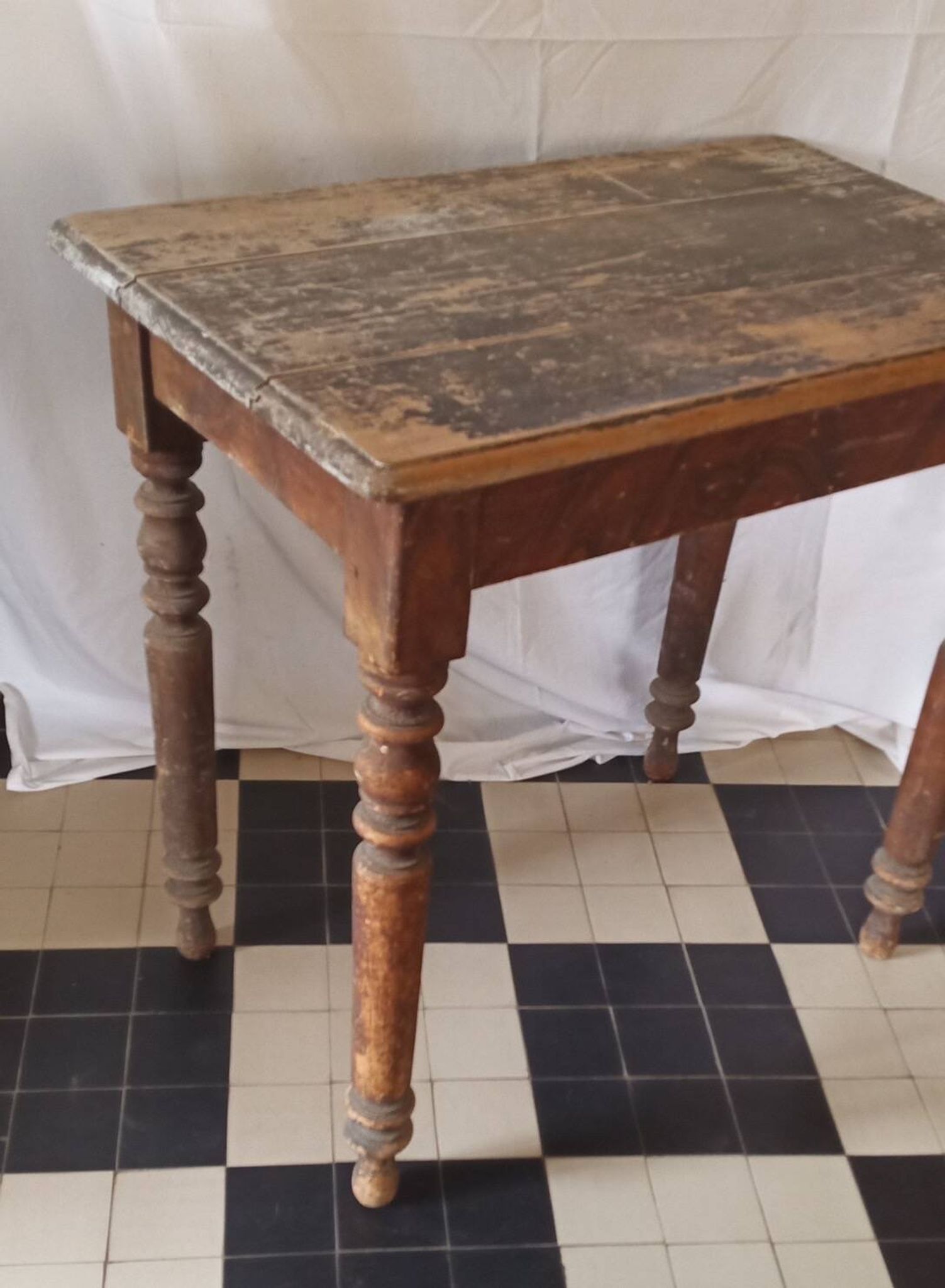 Table with turned legs