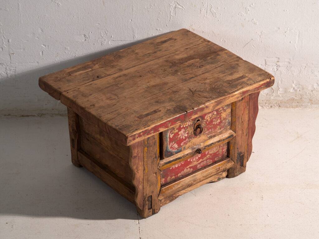Table basse ancienne peinte en bois d’orme – Chine, vers 1900
