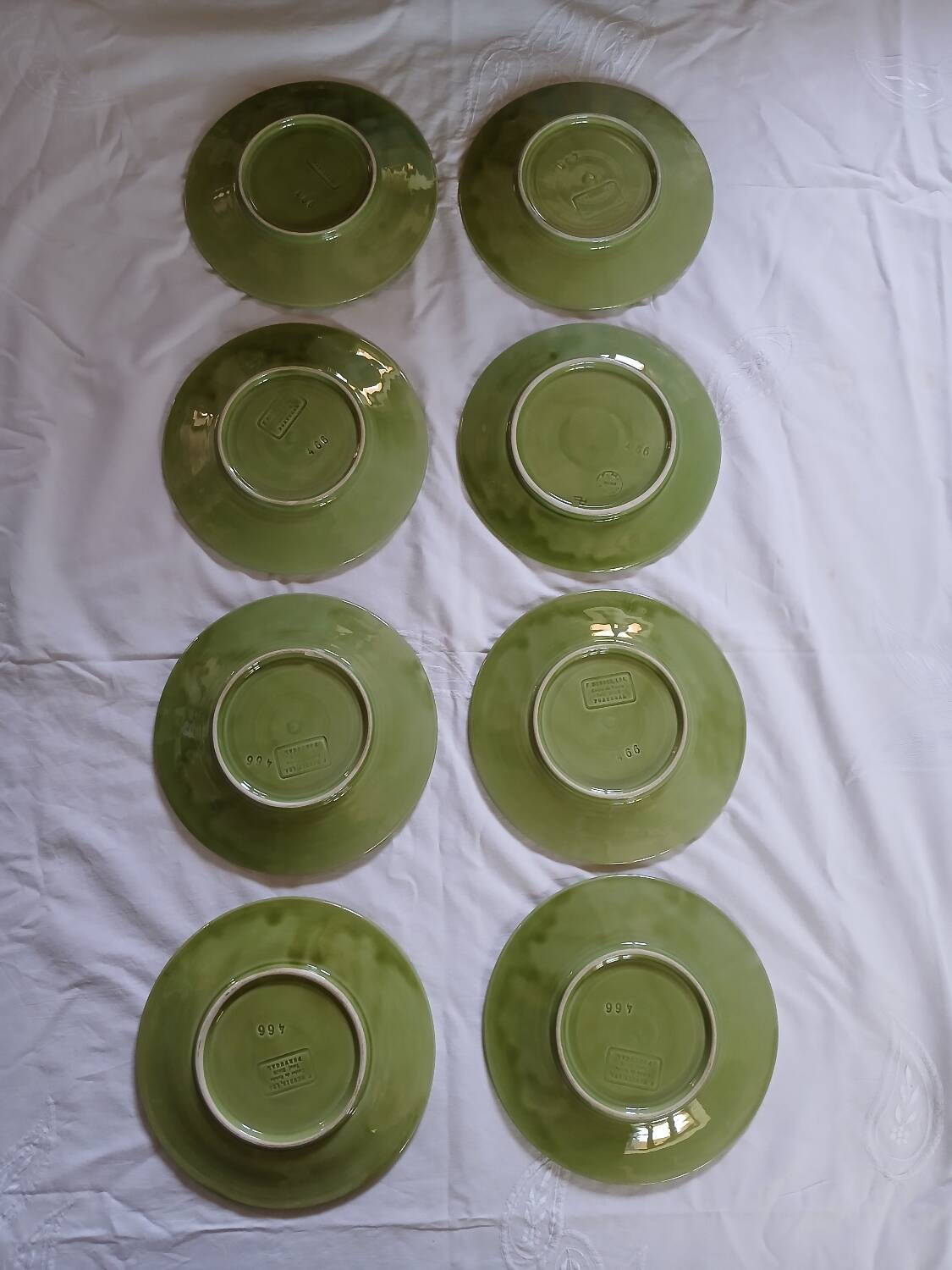 8 assiettes à dessert anciennes en barbotine