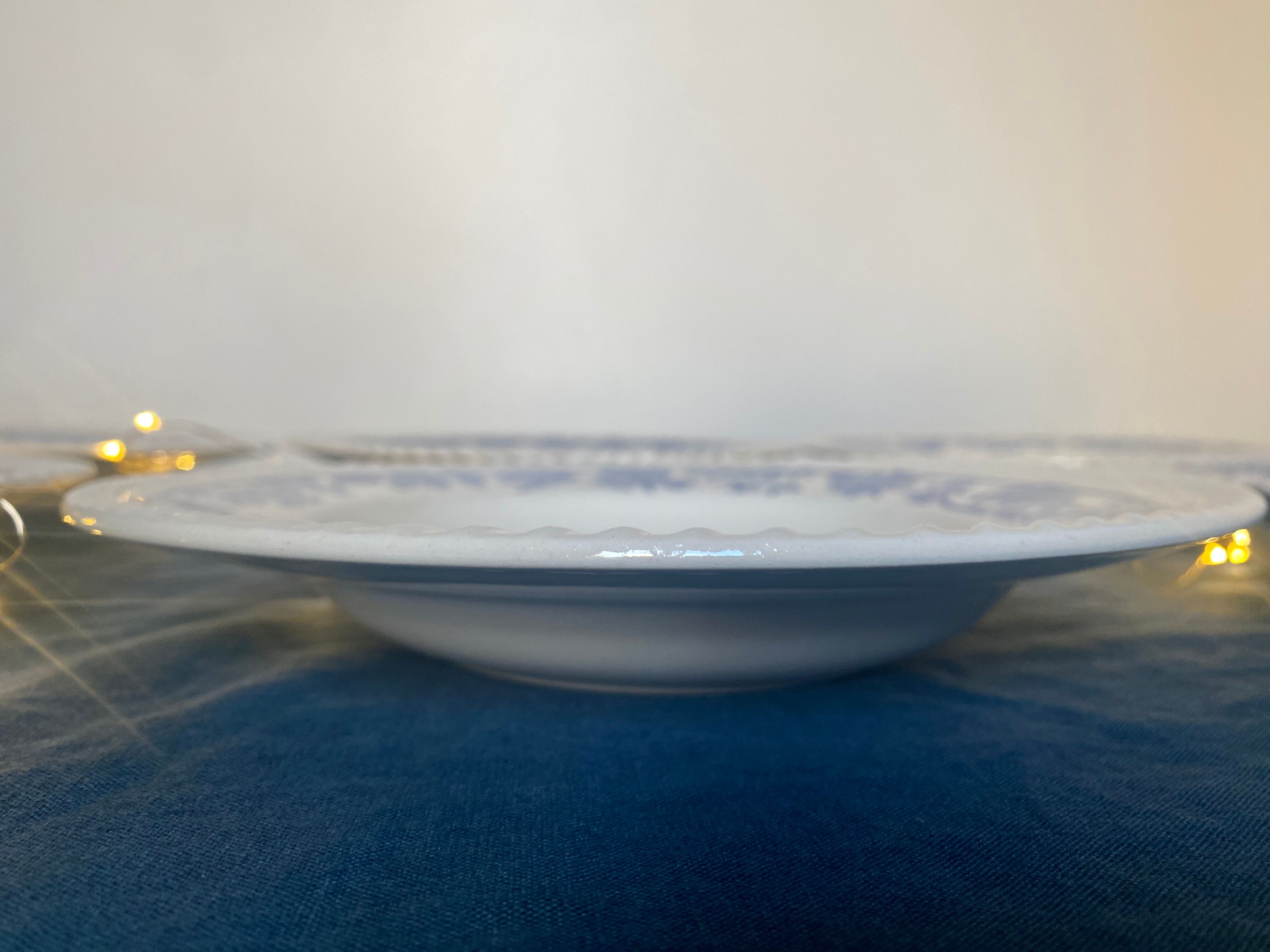 6 hollow plates with floral patterns