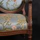 Paire de fauteuils à dossier médaillon de style louis XVI