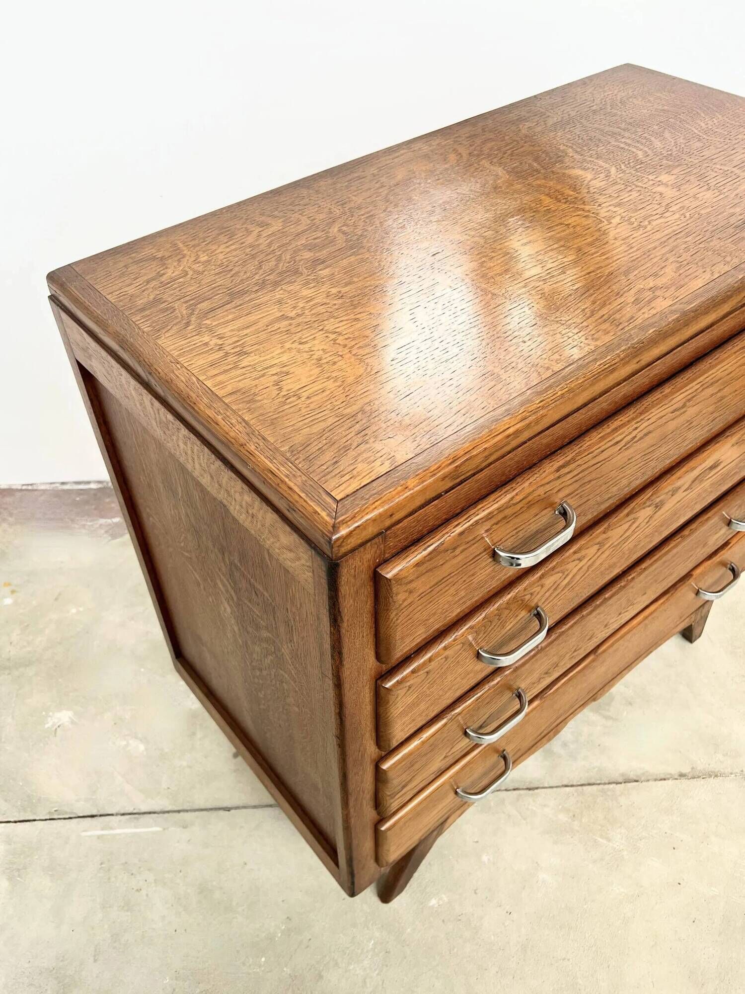 Commode vintage en chêne et poignées chrome – années 60