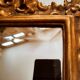 Miroir en stuc a bords biseautés