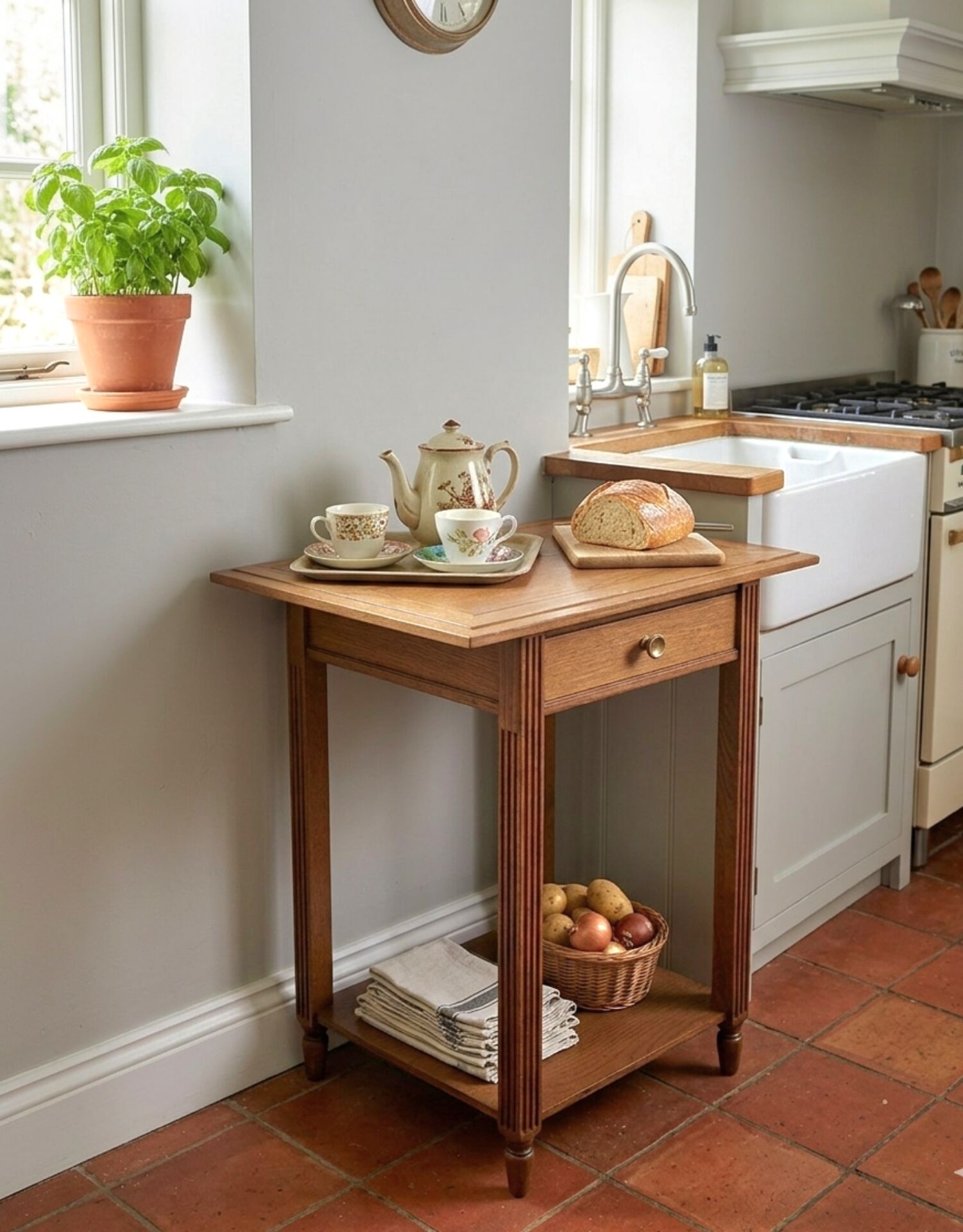 Table d’appoint chêne – Lignes architecturales, esprit moderniste 1940