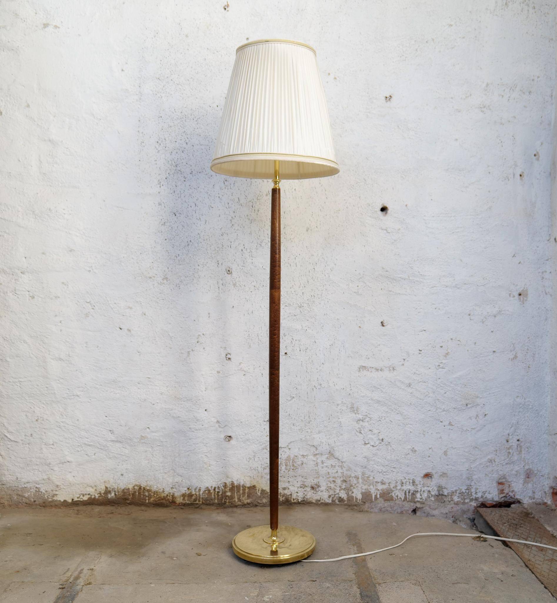 Mid-century floor lamp in brass and polished wood by Böhlmarks, Sweden, 1940s.
