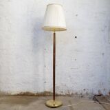 Mid-century floor lamp in brass and polished wood by Böhlmarks, Sweden, 1940s.