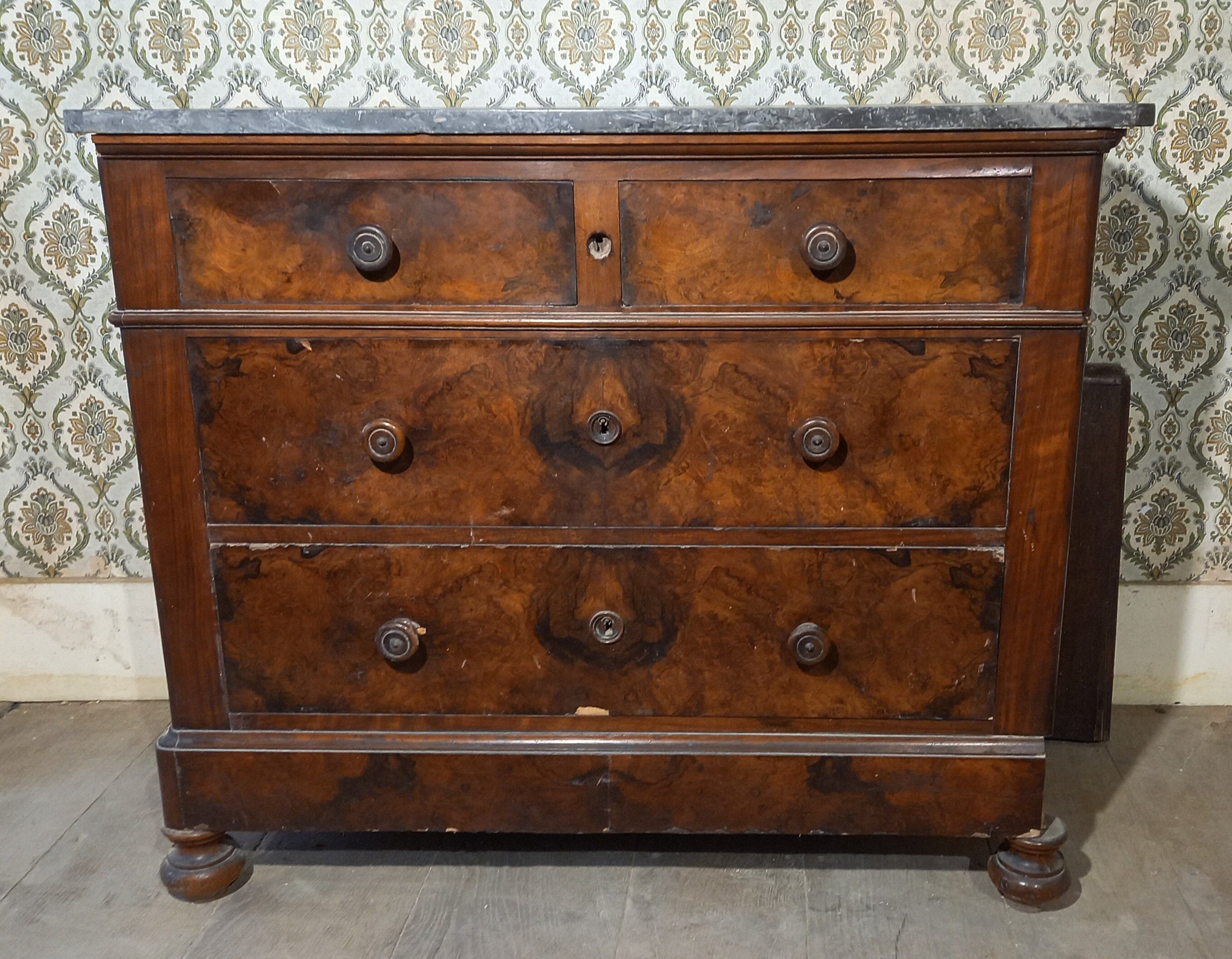 Mahogany veneer chest of drawers