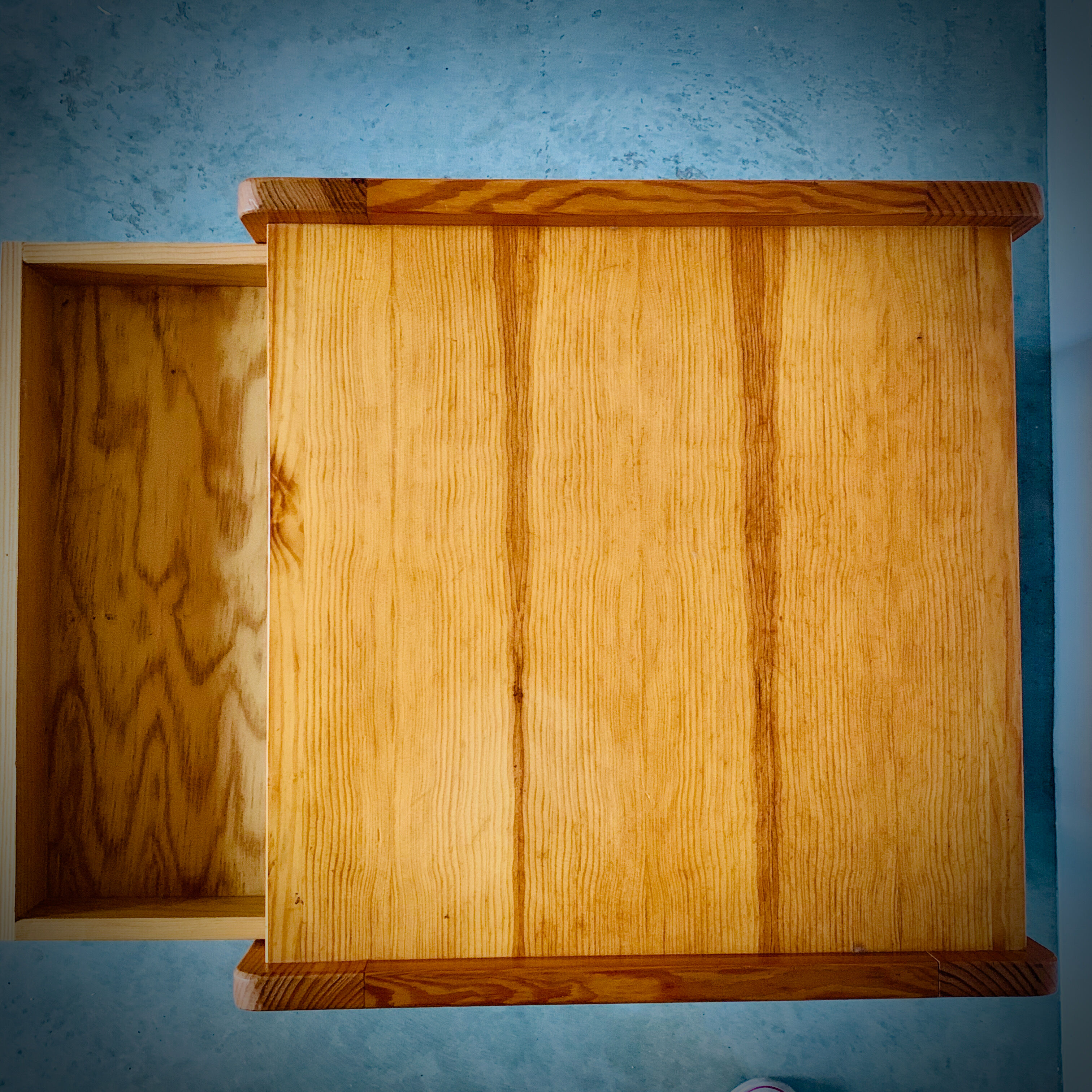 Table de chevet avec tiroir en pin blond massif vernis 1970