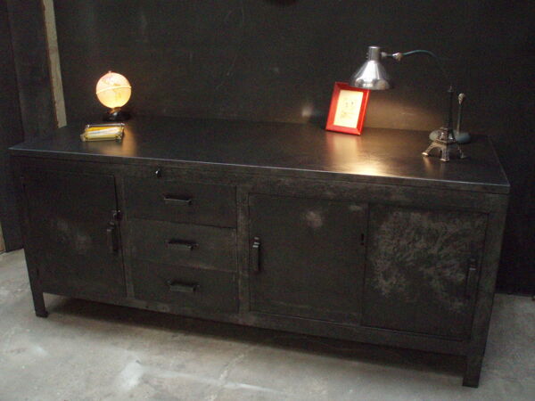 Ancien établi industriel en métal