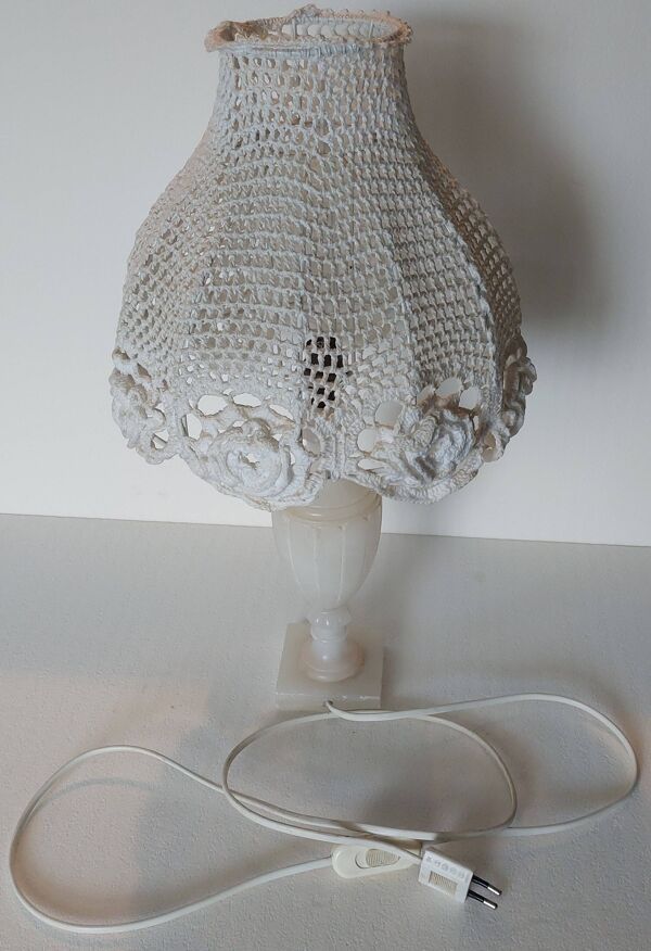 lampe en albâtre avec abajour en crochet