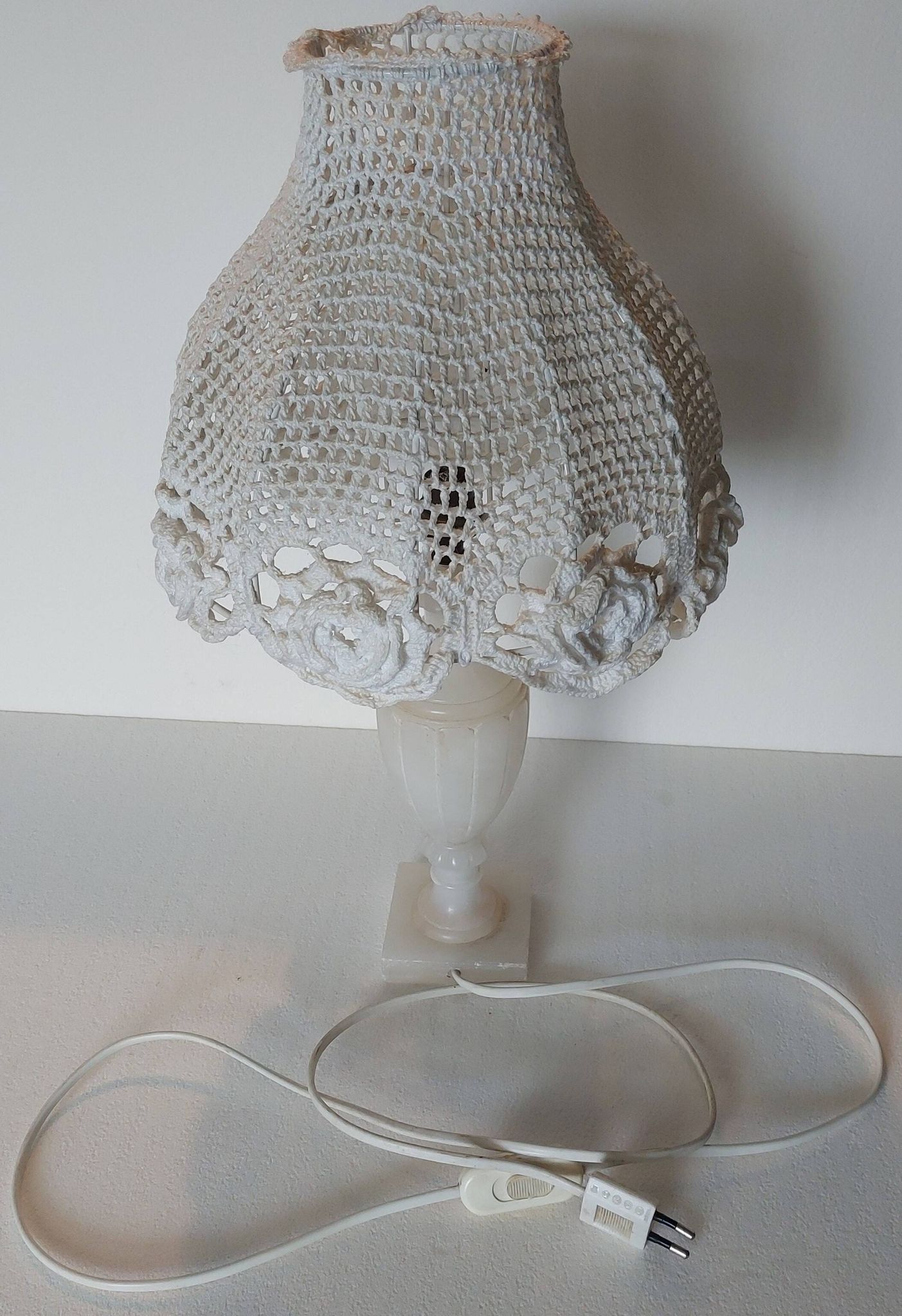 lampe en albâtre avec abajour en crochet