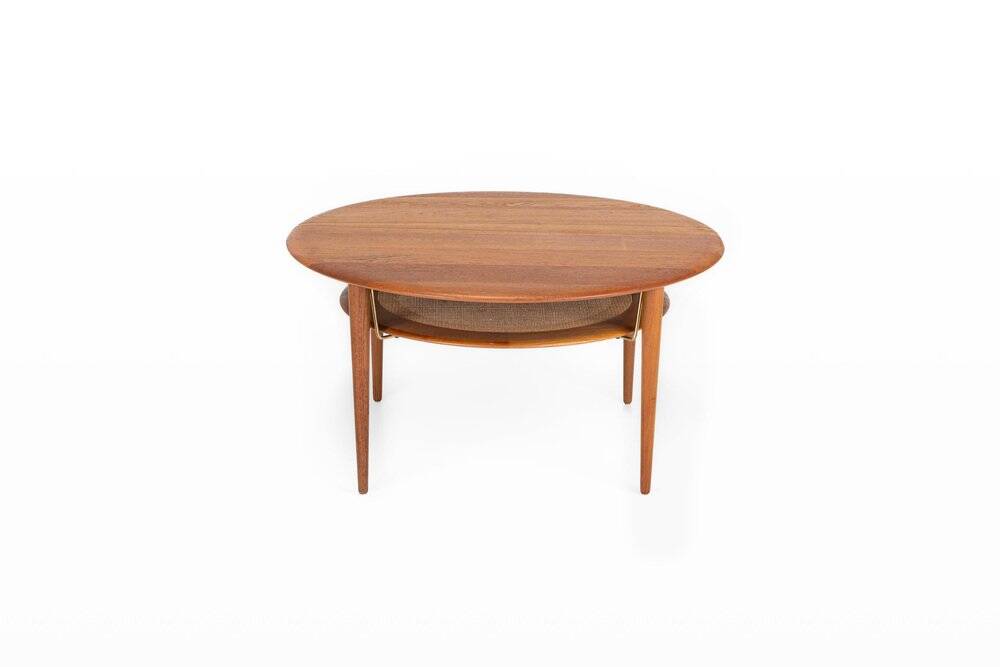 Table basse ronde en teck et en rotin par Peter Hvidt et Orla Mølgaard Nielsen pour France & Søn, années 1960.