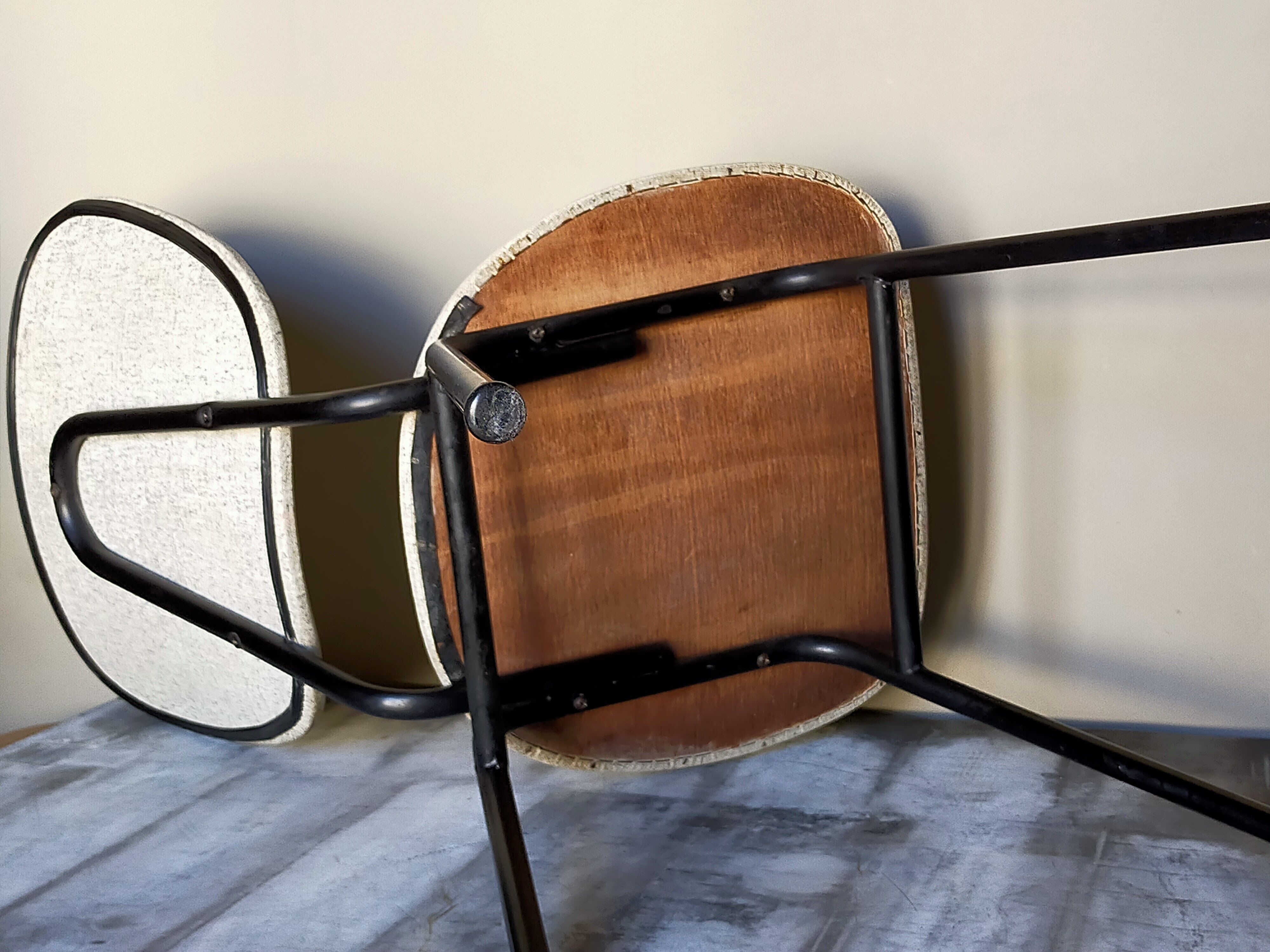 Chaise skaï moucheté et pieds tubes de métal noirs années 50