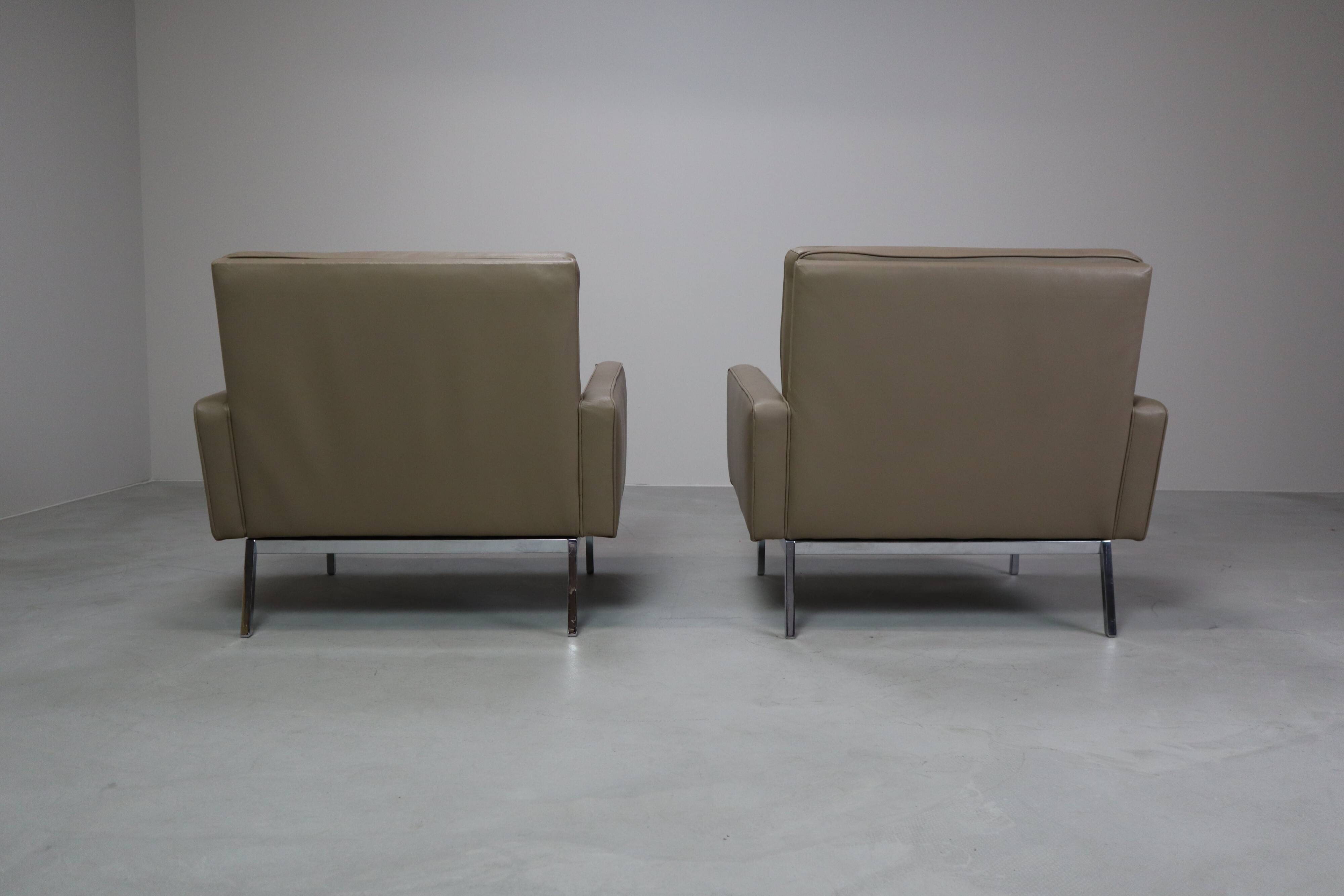 Florence Knoll lounge chairs model 65a for Knoll International.
