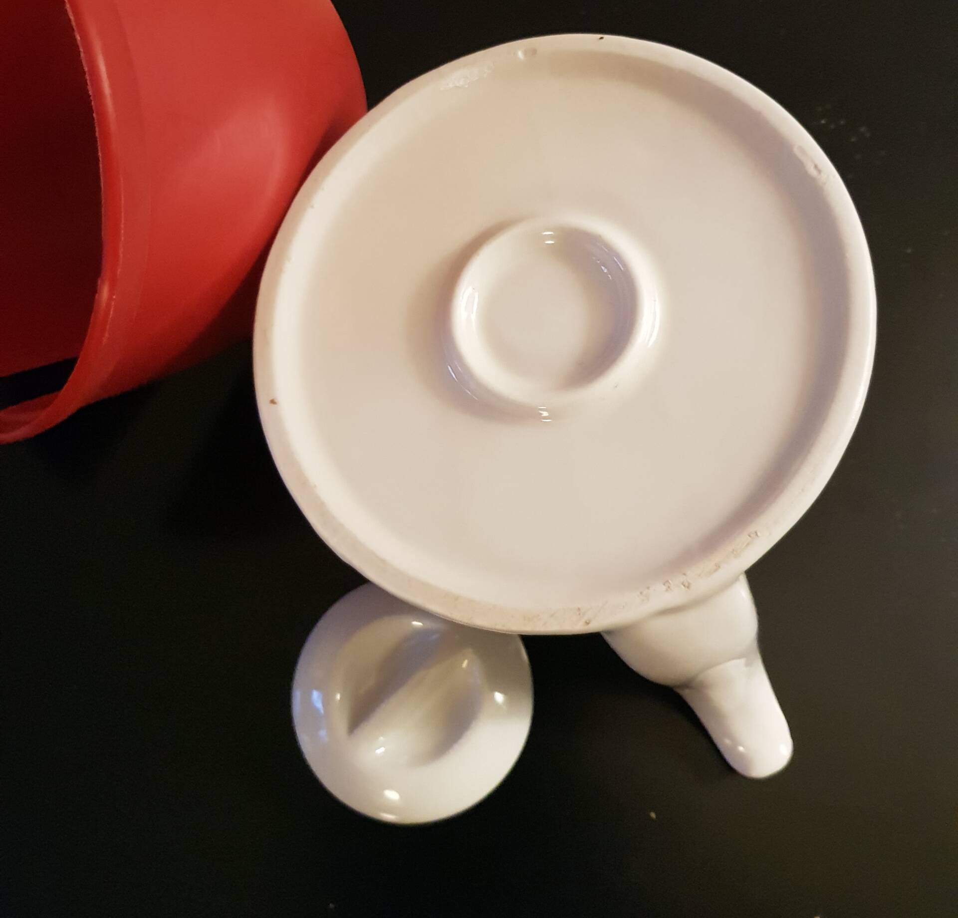 Porcelain teapot with thermal lid