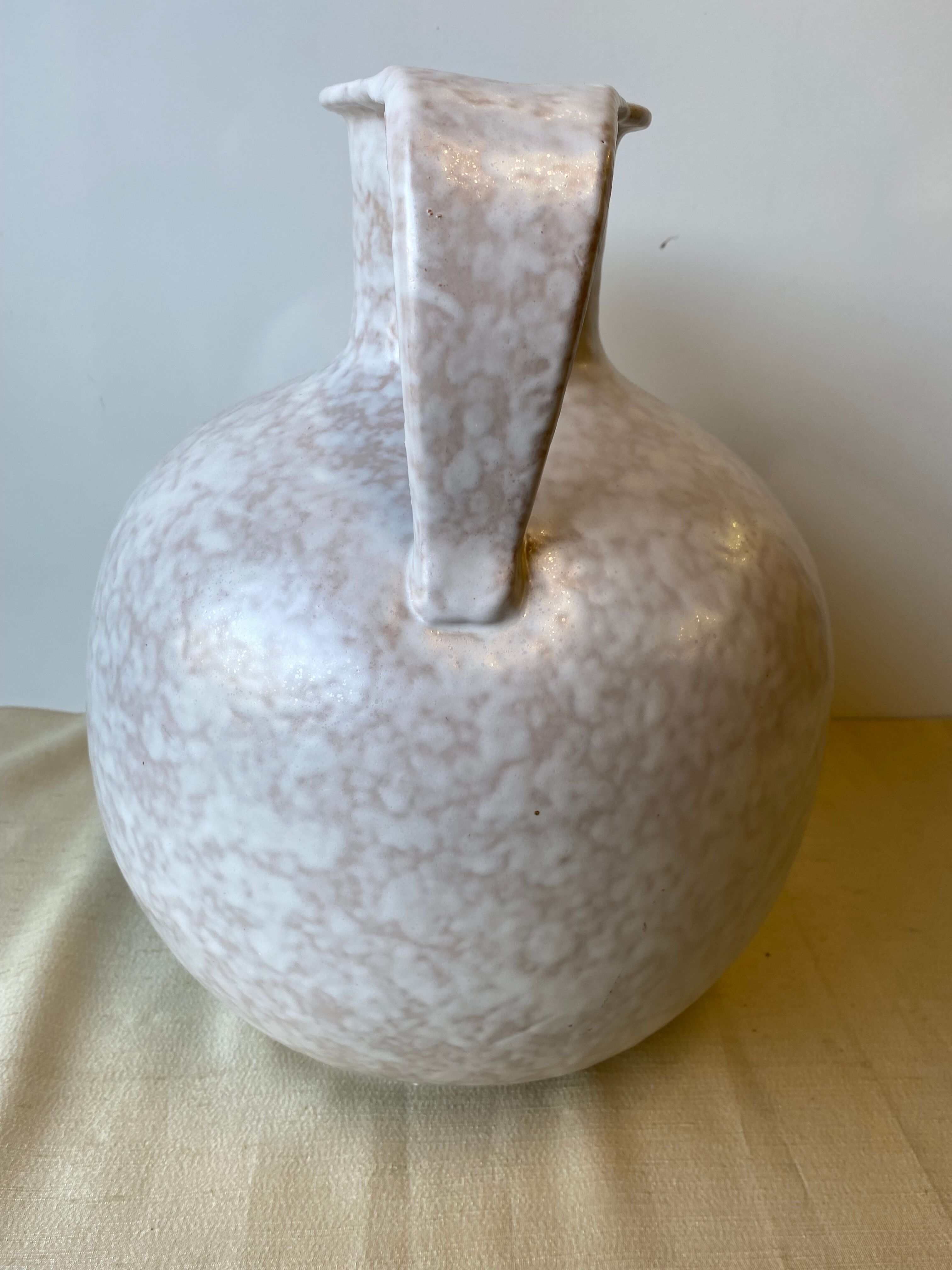 Vase - forme  boule à deux anses  en grés emaillé de couleur grège clair