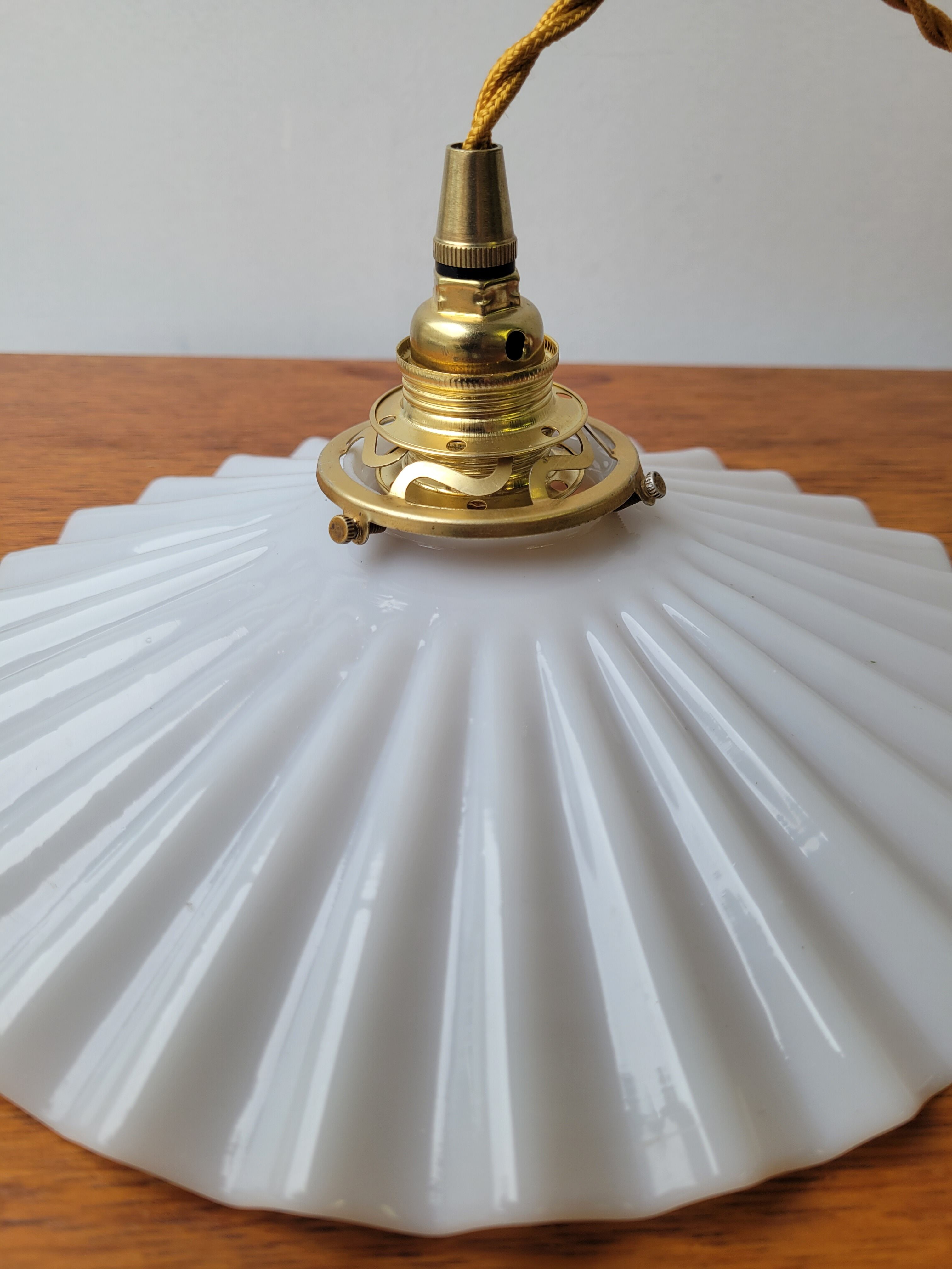 Suspension in white pleated opaline