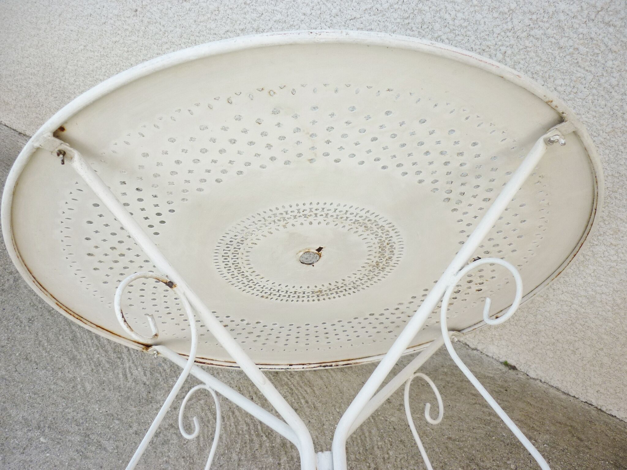 Vintage metal garden table, removable in 3 parts