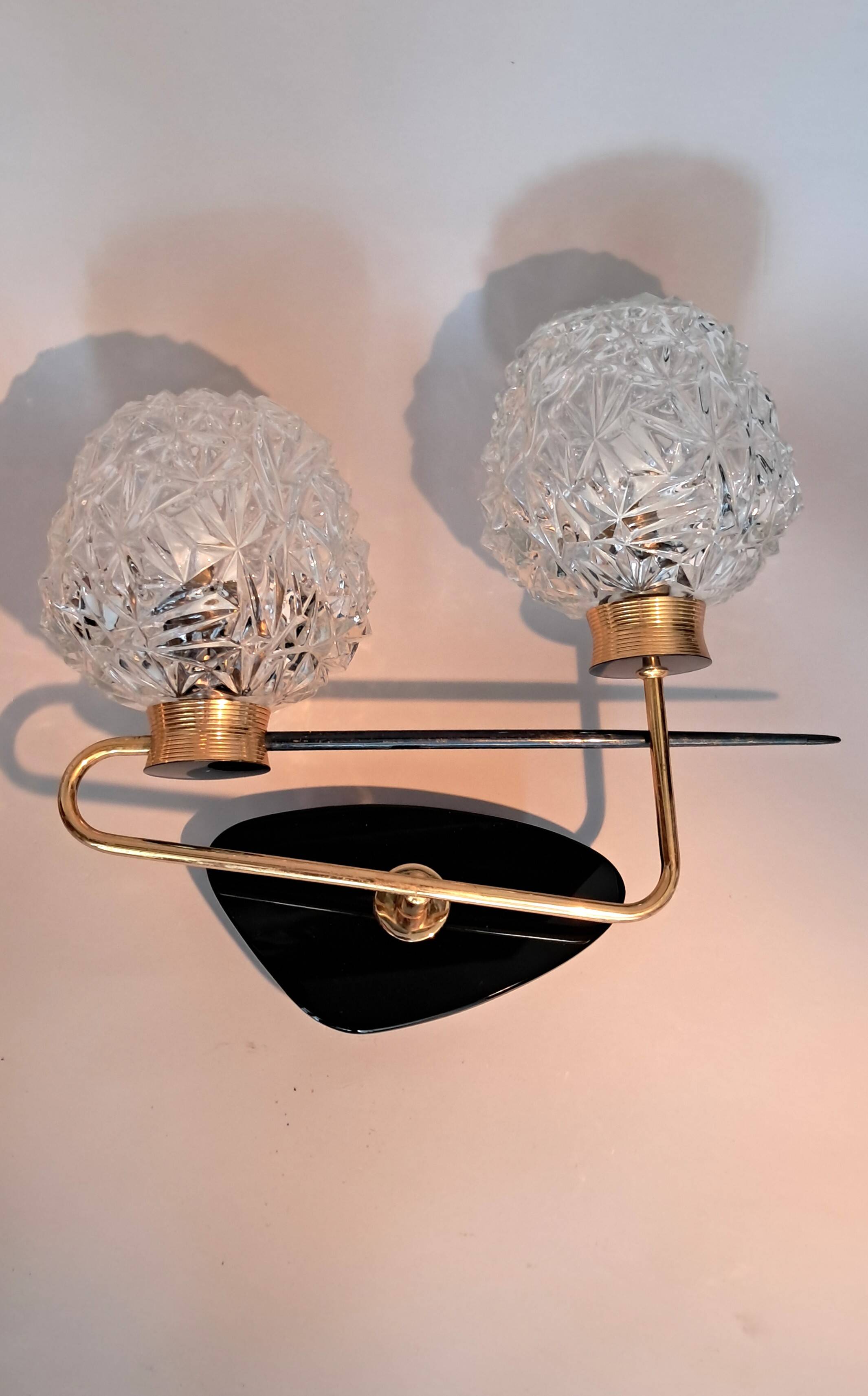 Paire d'appliques en laiton doré  à 2 feux 1950.