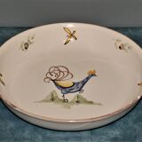 Plat à décor de coq , signé