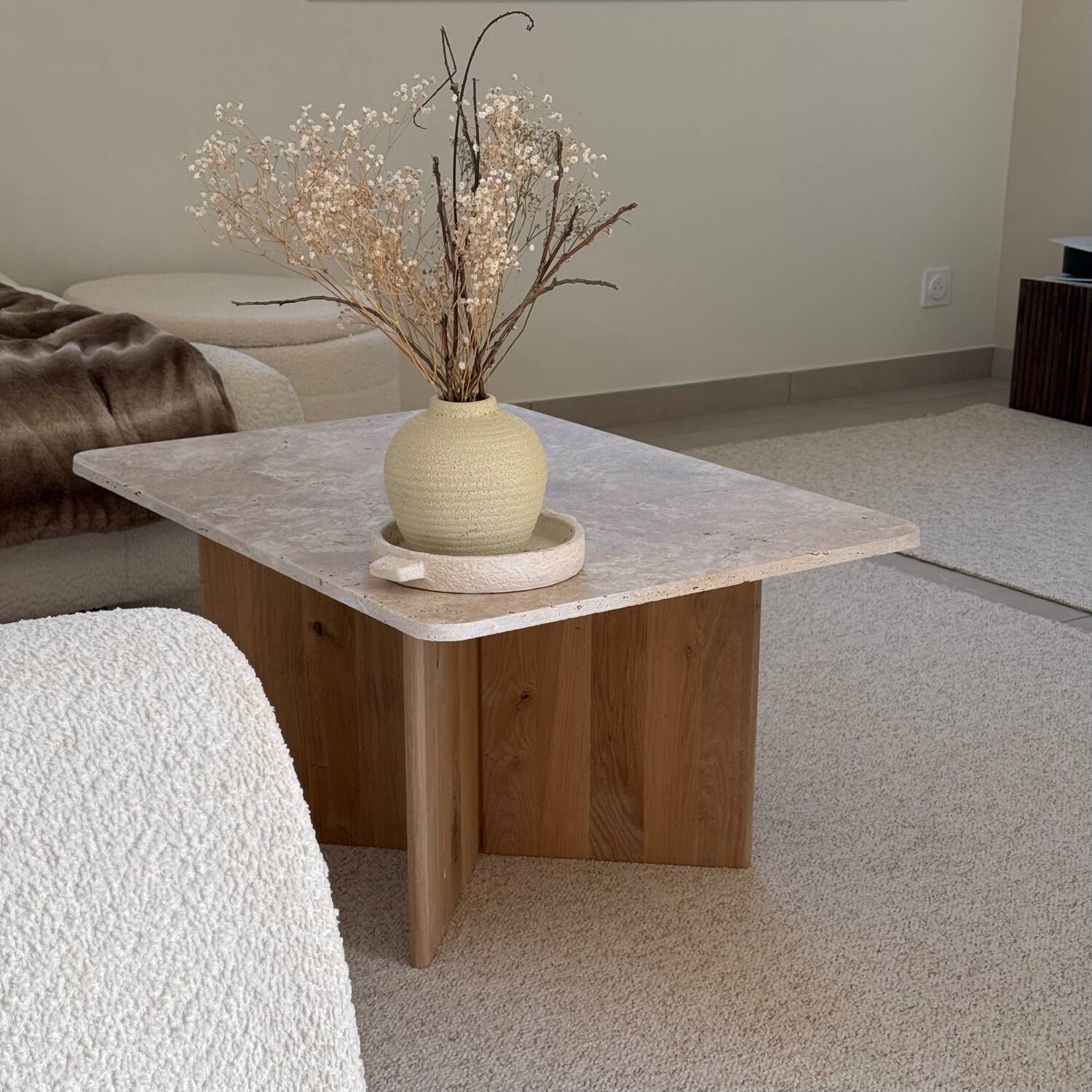 Rectangular coffee table in travertine and raw oak.