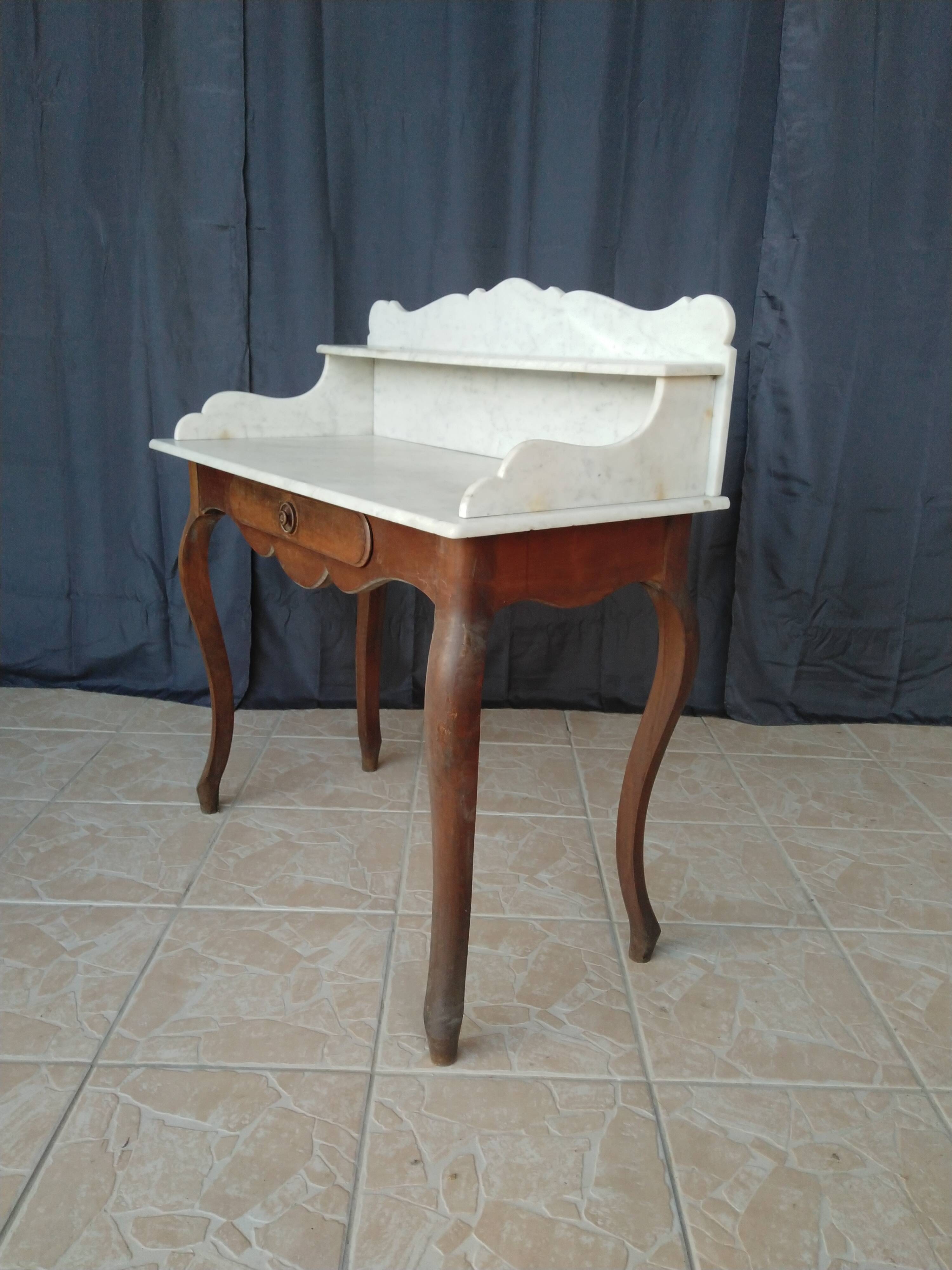 Walnut toilet furniture