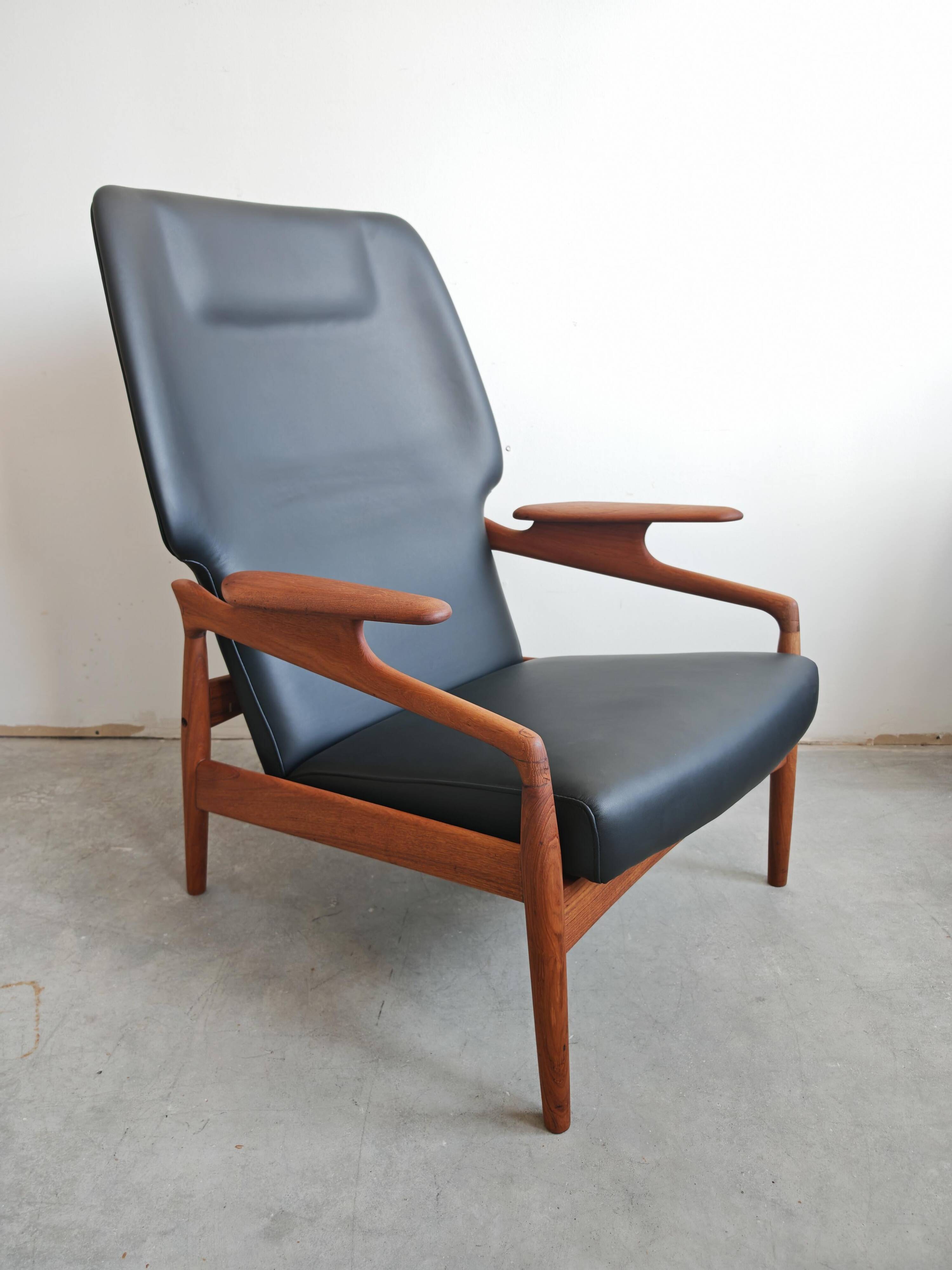 Mid-Century Lounge Chair in solid teak and leather by John Bone