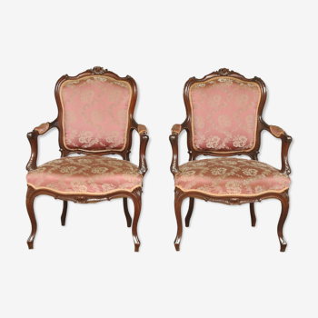 Paire de fauteuils cabriolet style Louis XV en noyer