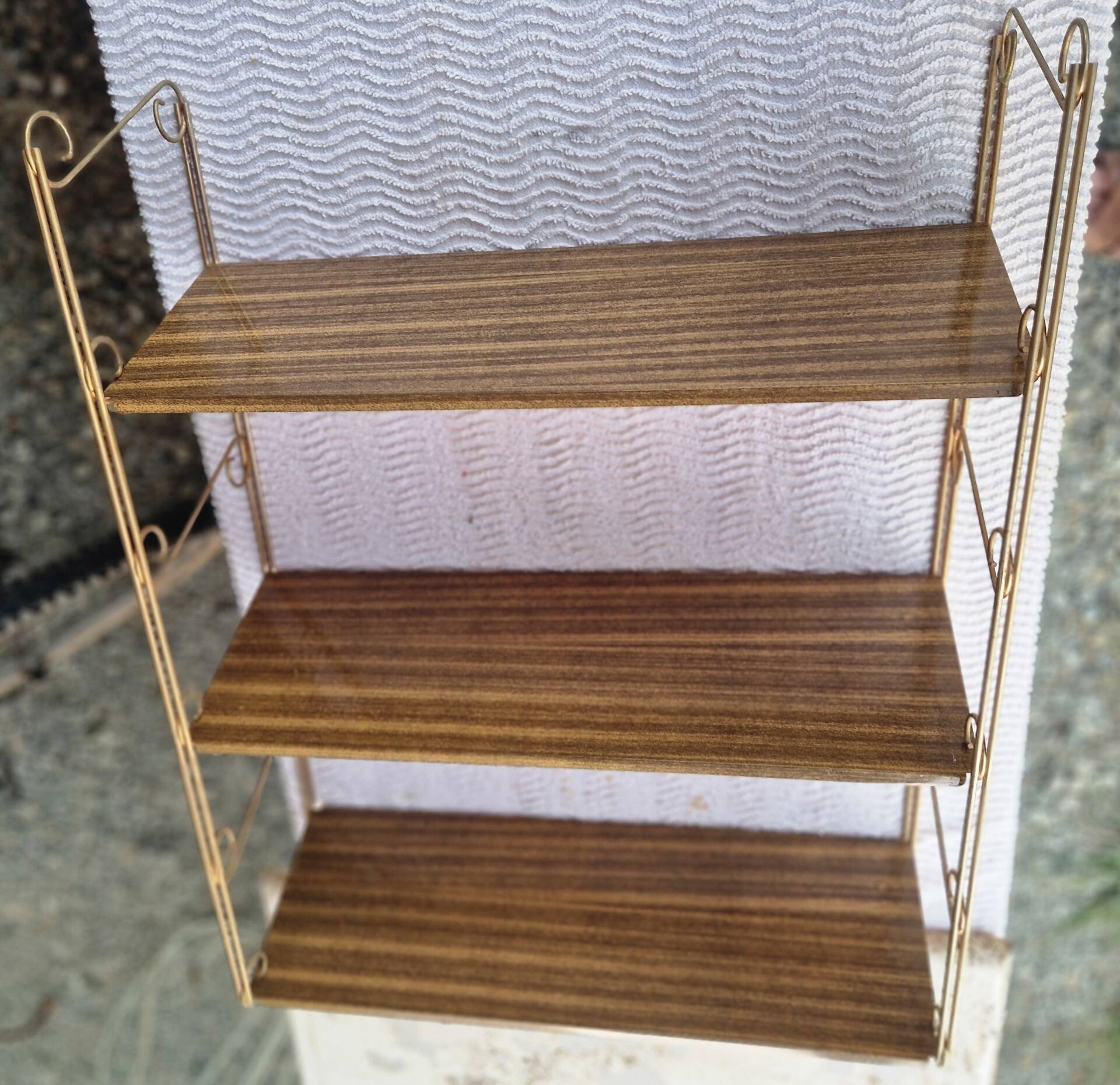 Wall shelf in metal with slanted shelves