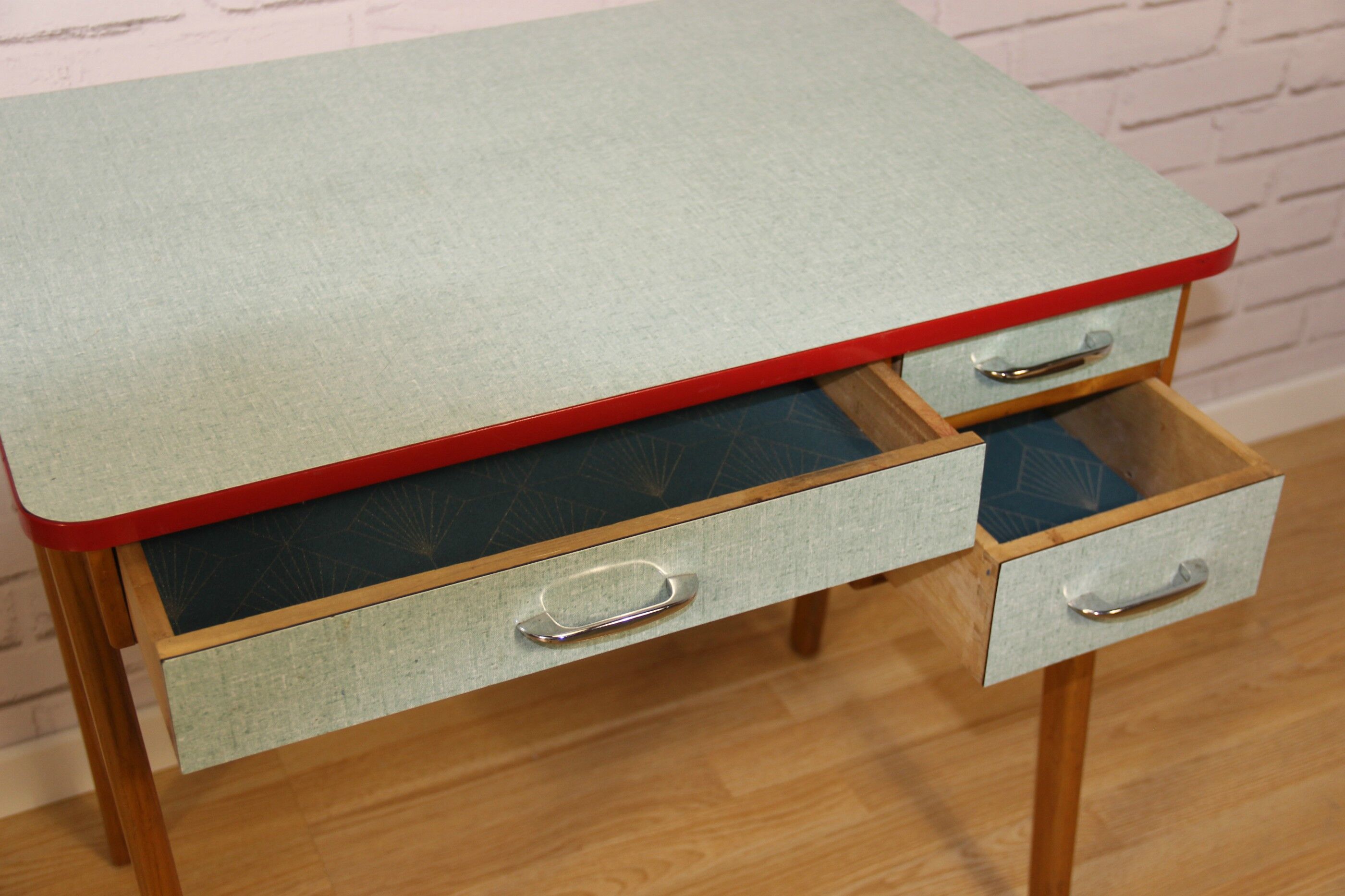 Bureau formica et sa chaise