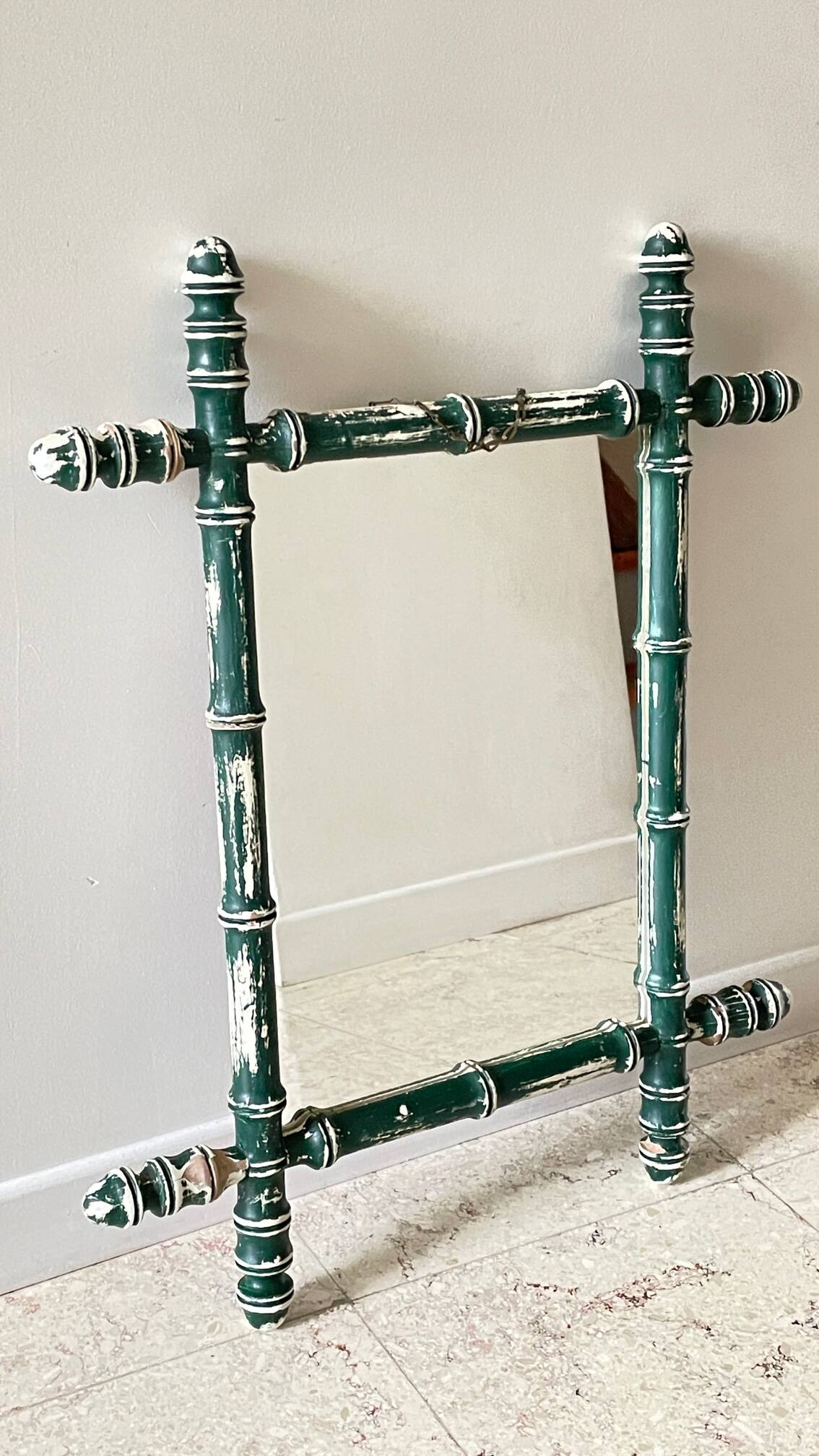 Miroir ancien en bois formant bambou