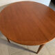 Table de repas ronde aux design scandinave en teck des années 60.