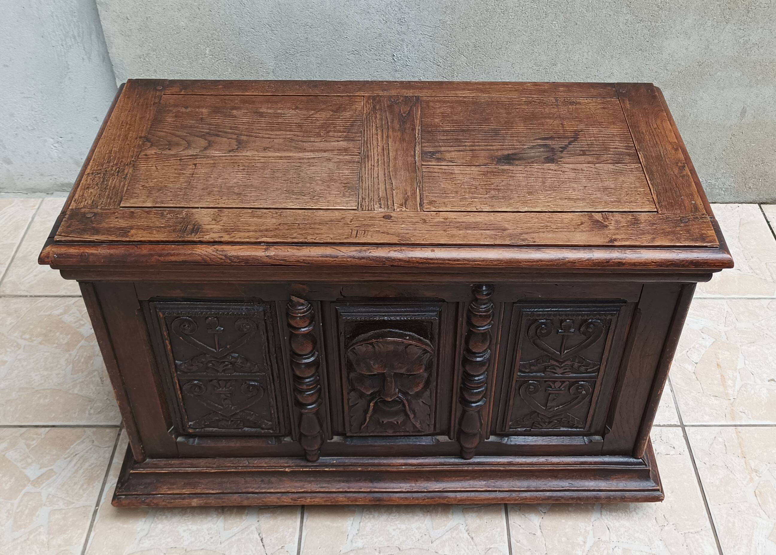 Renaissance oak chest
