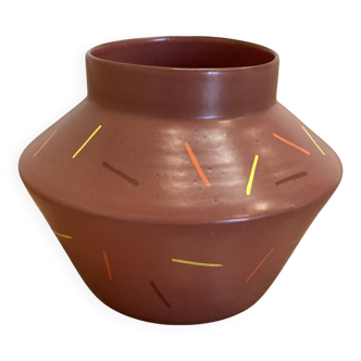 Vase céramique scandinave entièrement fait à la main.