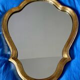 Miroir mural dans un cadre en bois doré