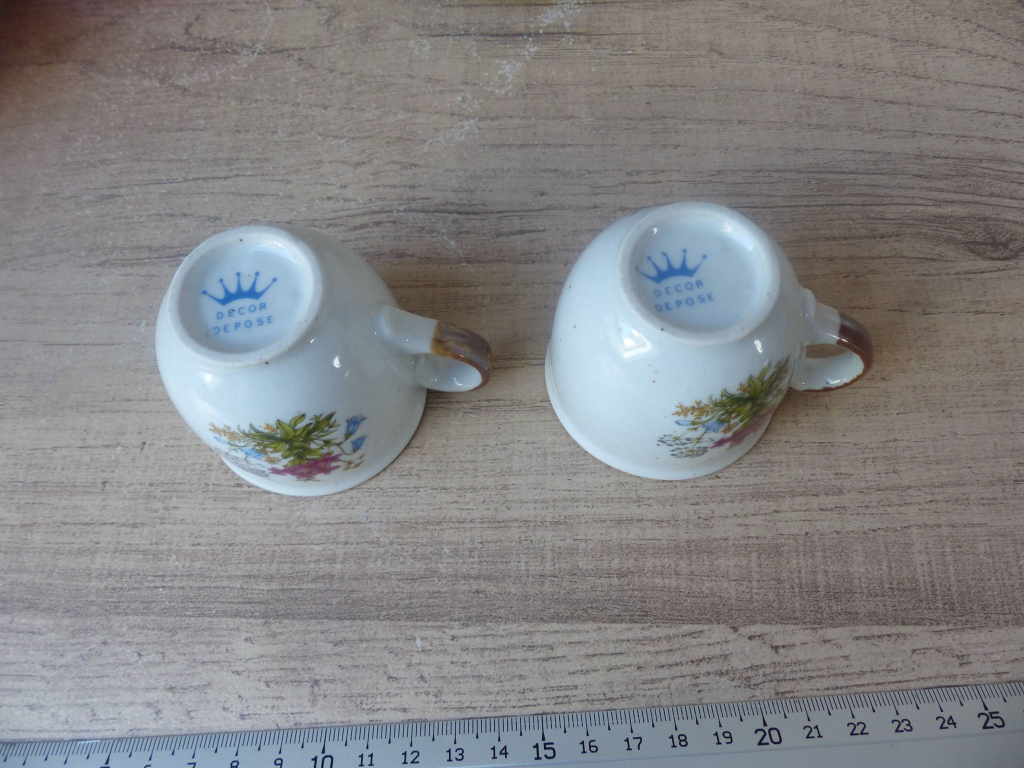 Set of two flowered stoneware cups with saucer from the 1980s.