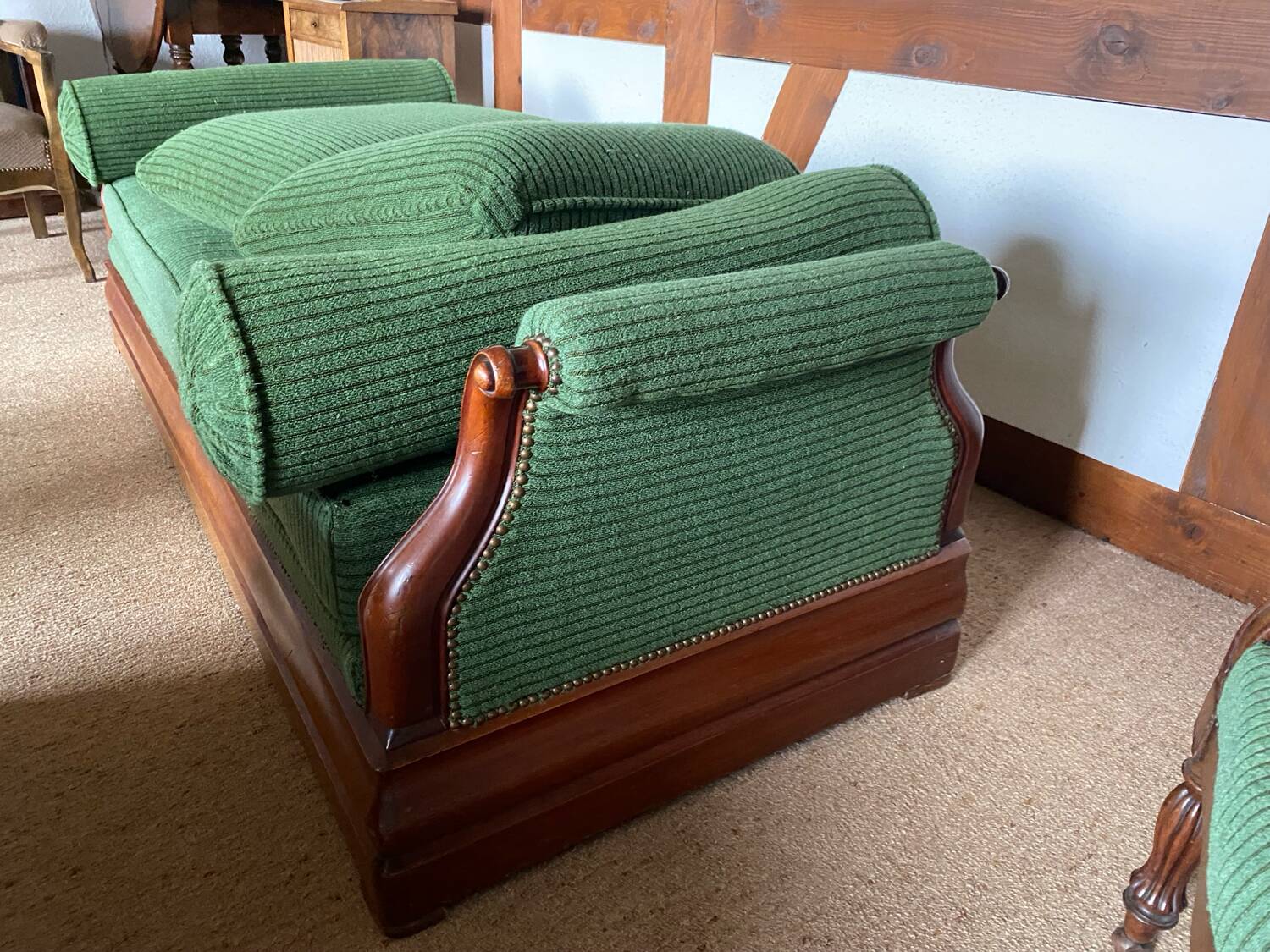 Resting bed in mahogany with epic green velvet fabric from the 19th century.