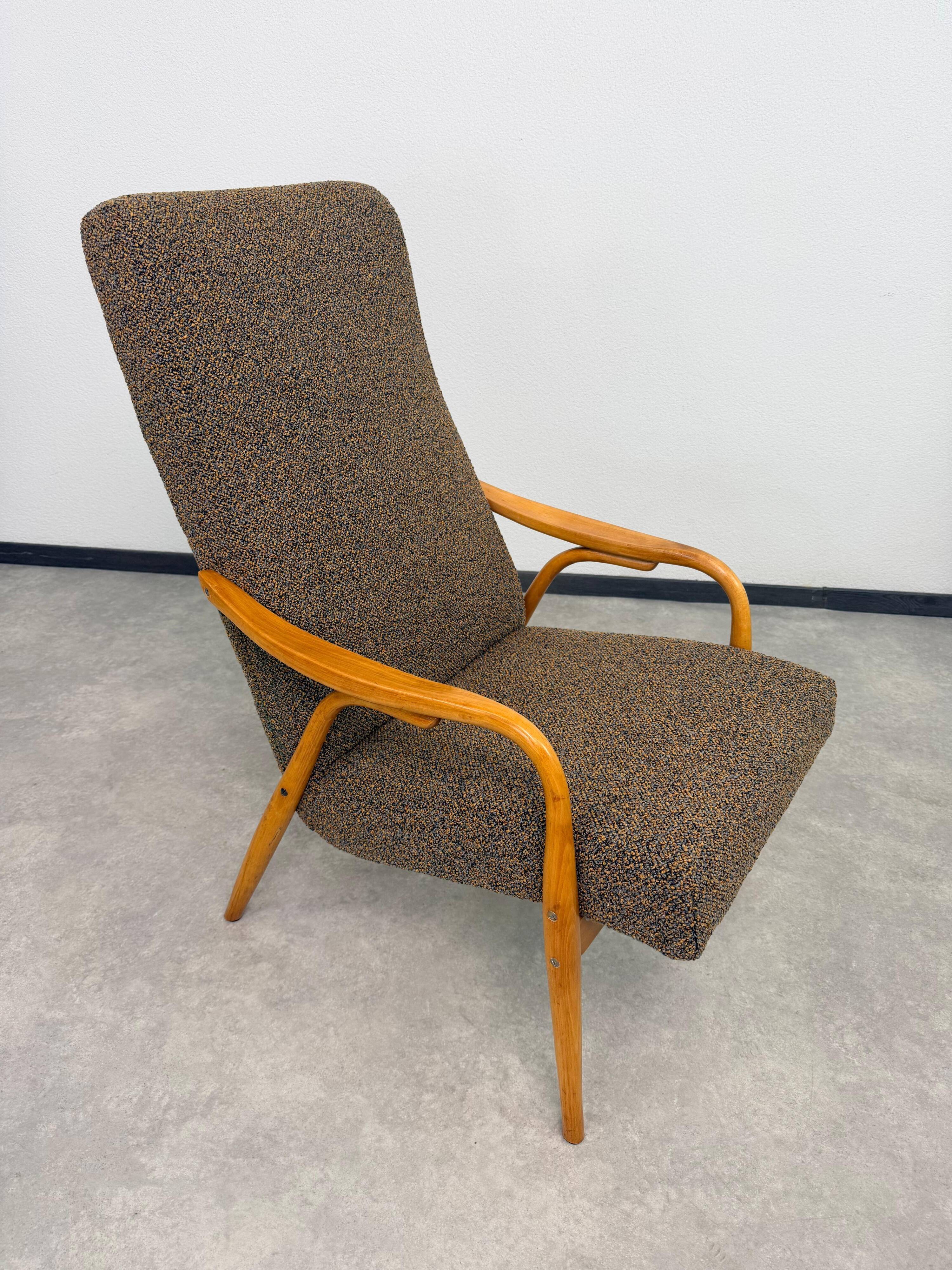 Mid-century modern armchairs Ton 947 by Antonín Šuman