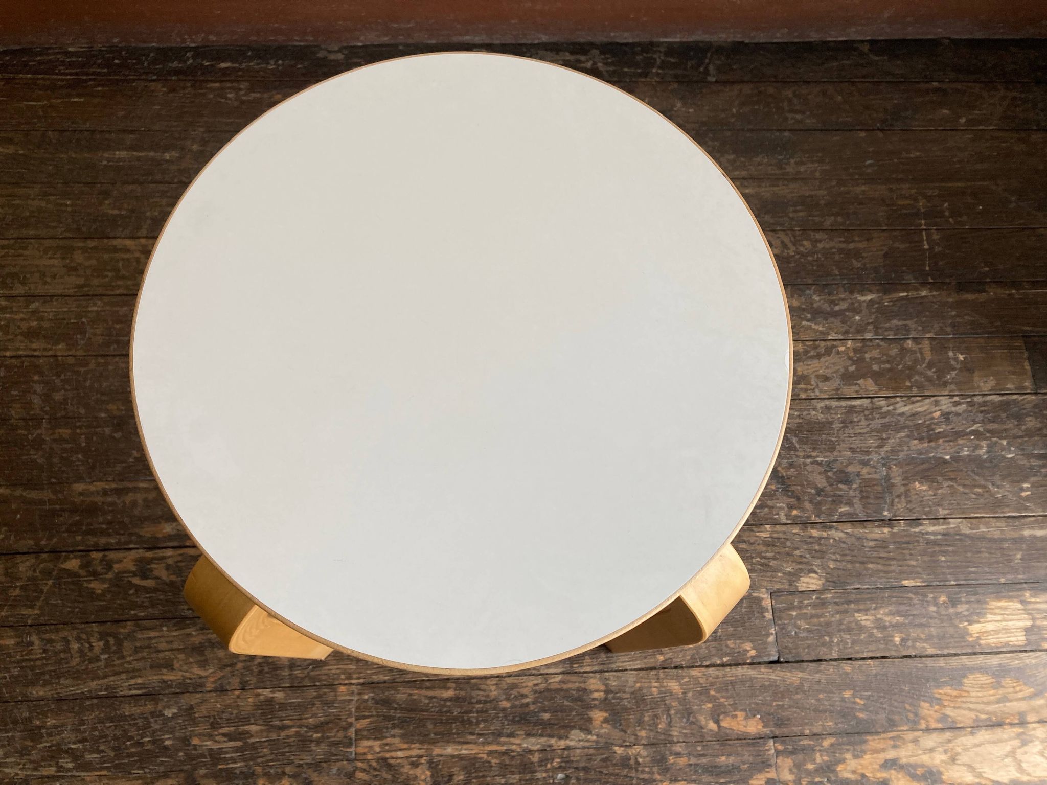 Tabouret Alvar Aalto e60 édition Artek mélamine blanche
