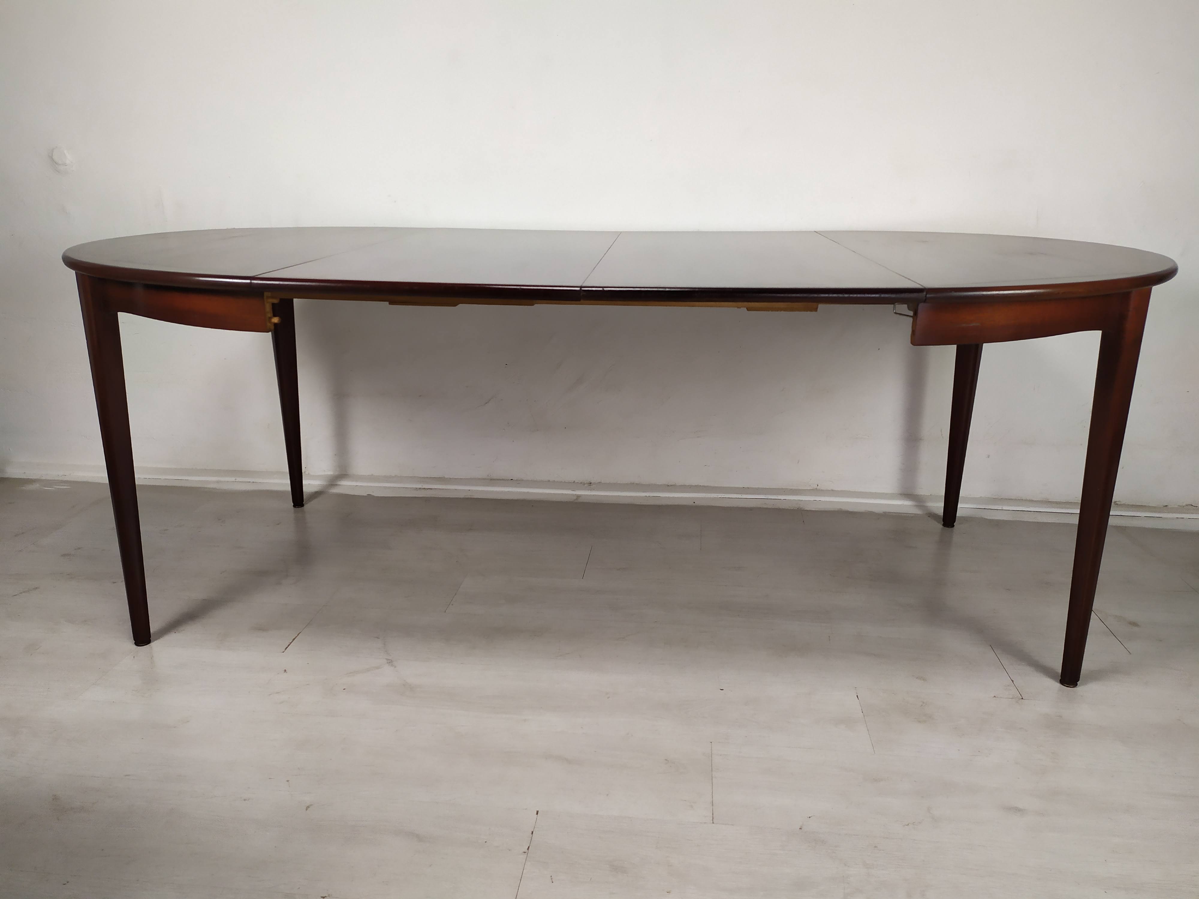 Scandinavian extendable table