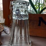 Vase en verre taillé transparent