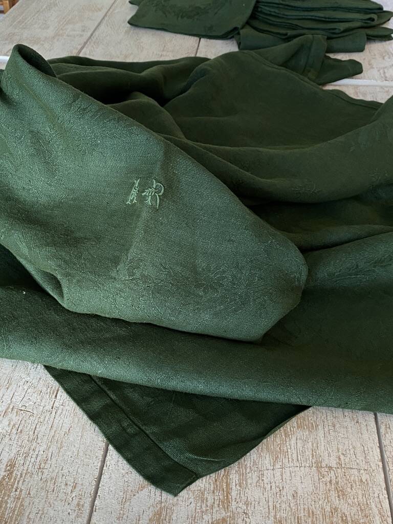 Old tablecloths and its 12 AR monogram damask napkins - 125x186 cm - cotton