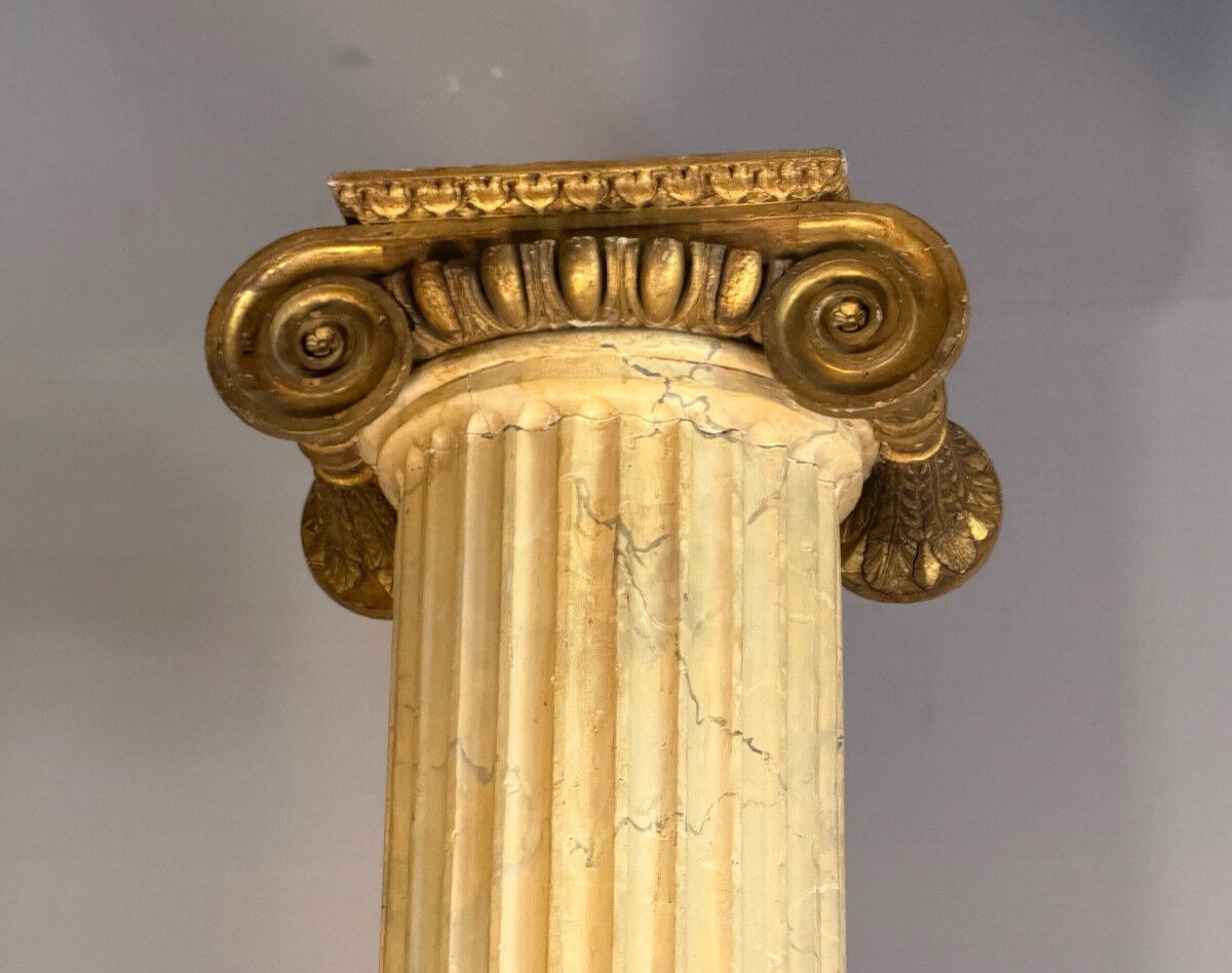deux colonnes et quatre demi-colonnes cannelées, bois sculpté et faux marbre, XVIIIème siècle