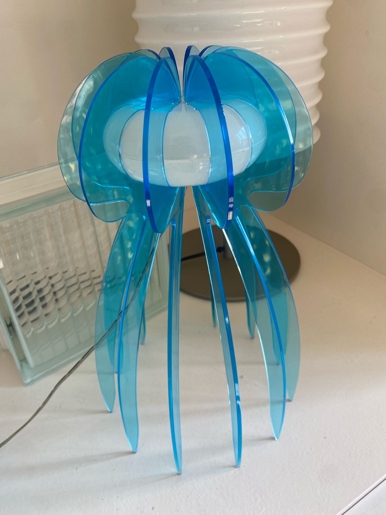 Lampe en plexiglas ou plexi vintage en forme de méduse