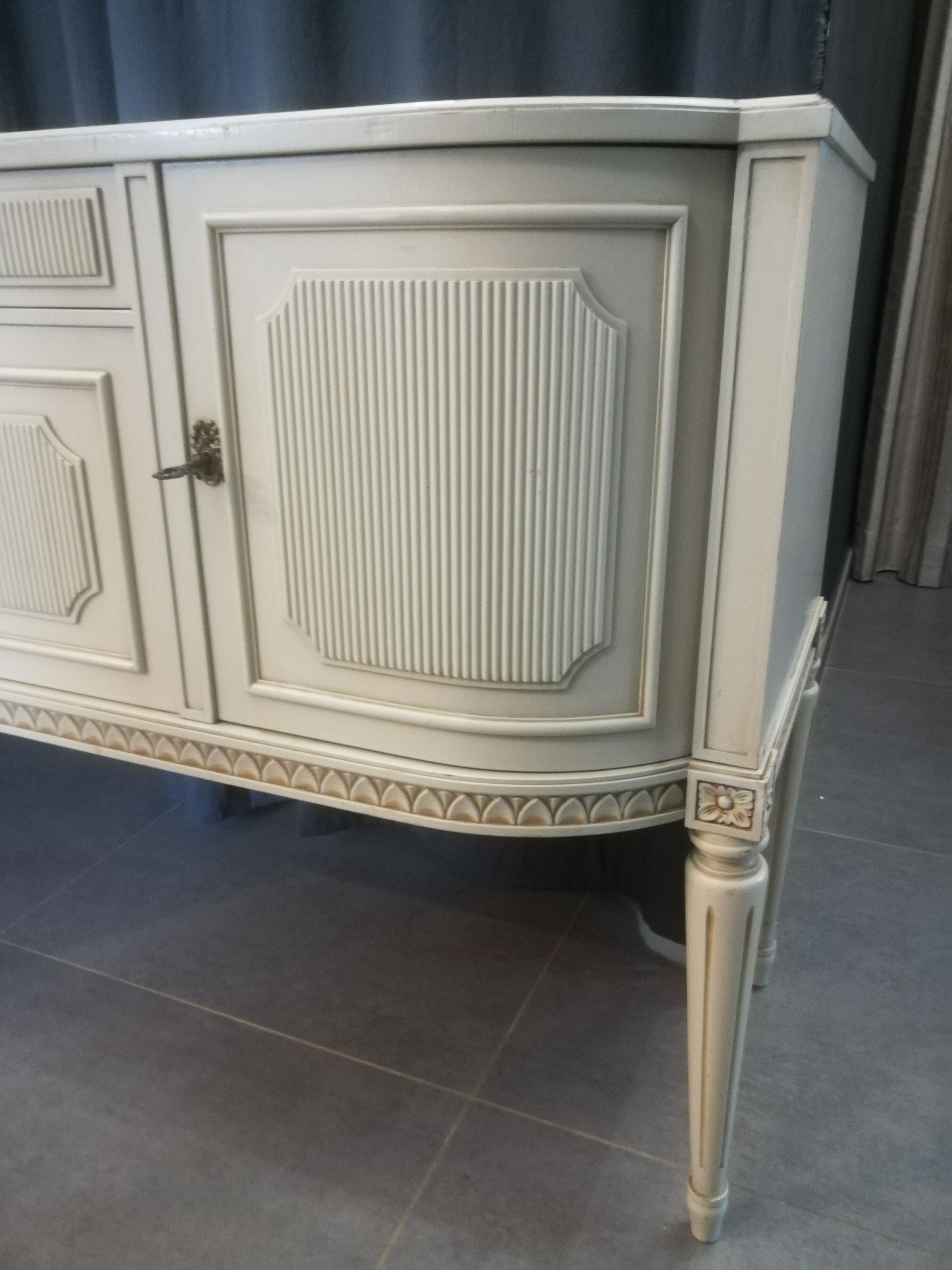 Enfilade style Louis XVI lacquered cream