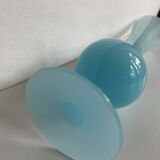 Vase en opaline bleu clair